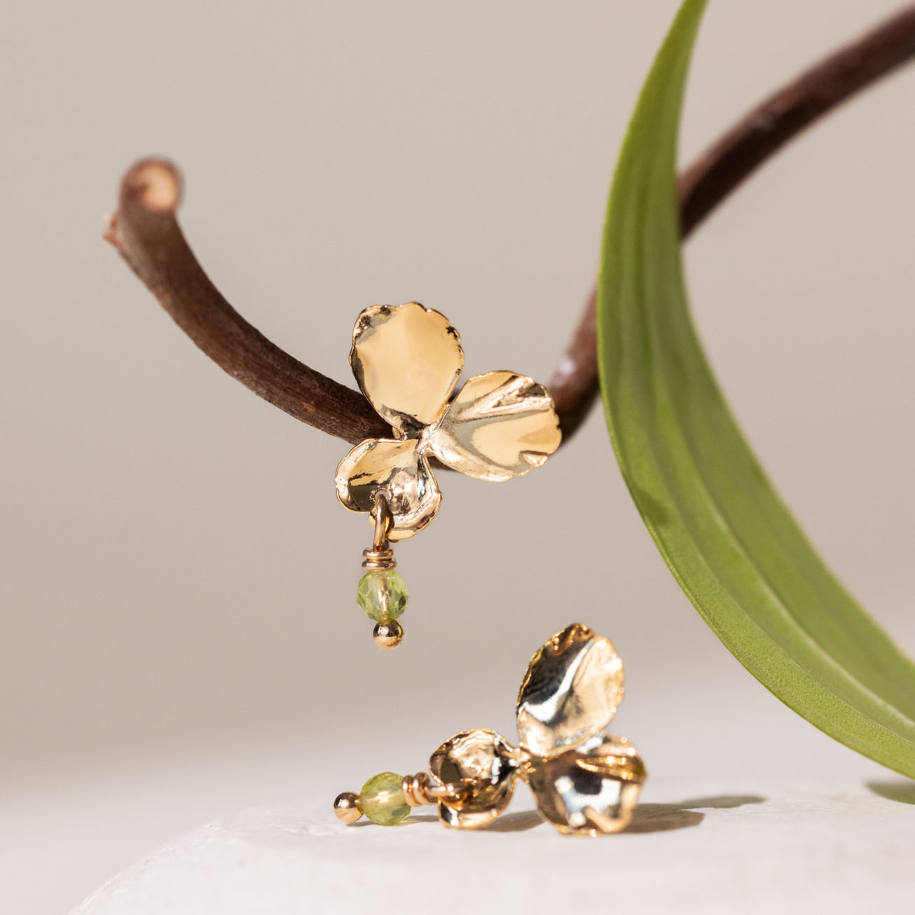 Pendientes flor <i>Pensamiento</i> Peridoto
