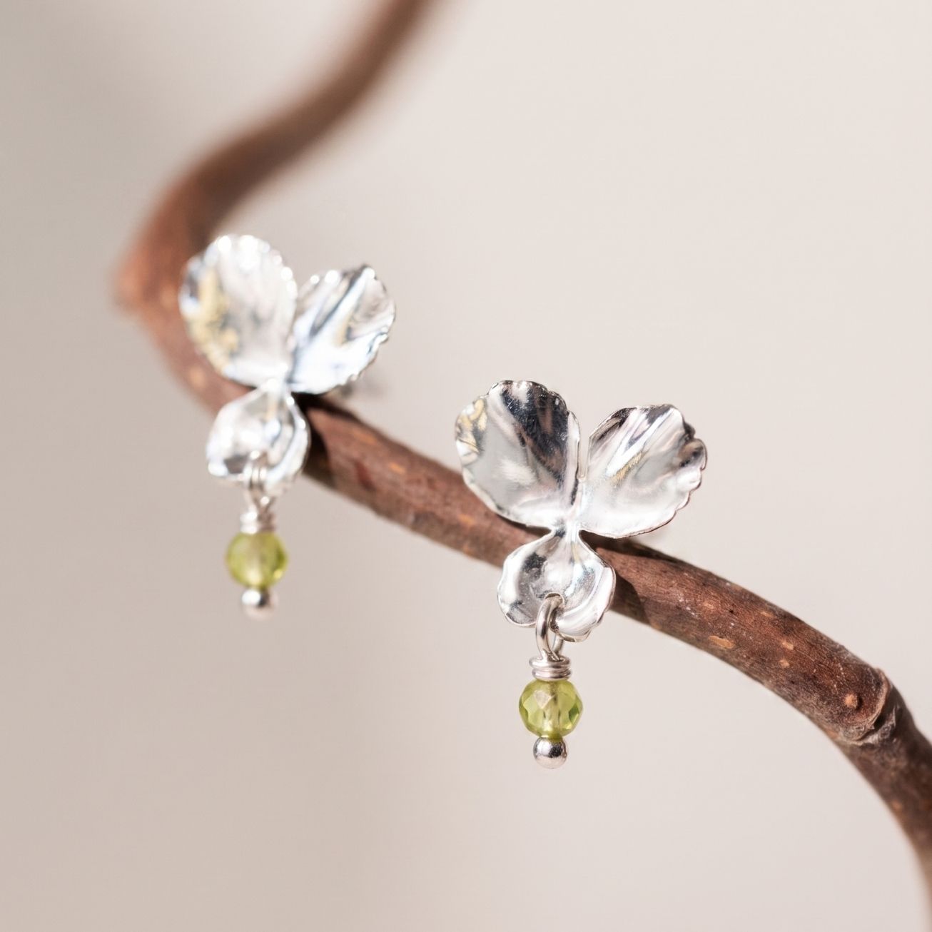 Pendientes flor <i>Pensamiento</i> Peridoto