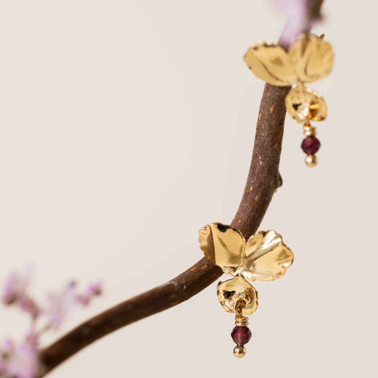 Pendientes <i>Pensamiento</i> y piedra Granate