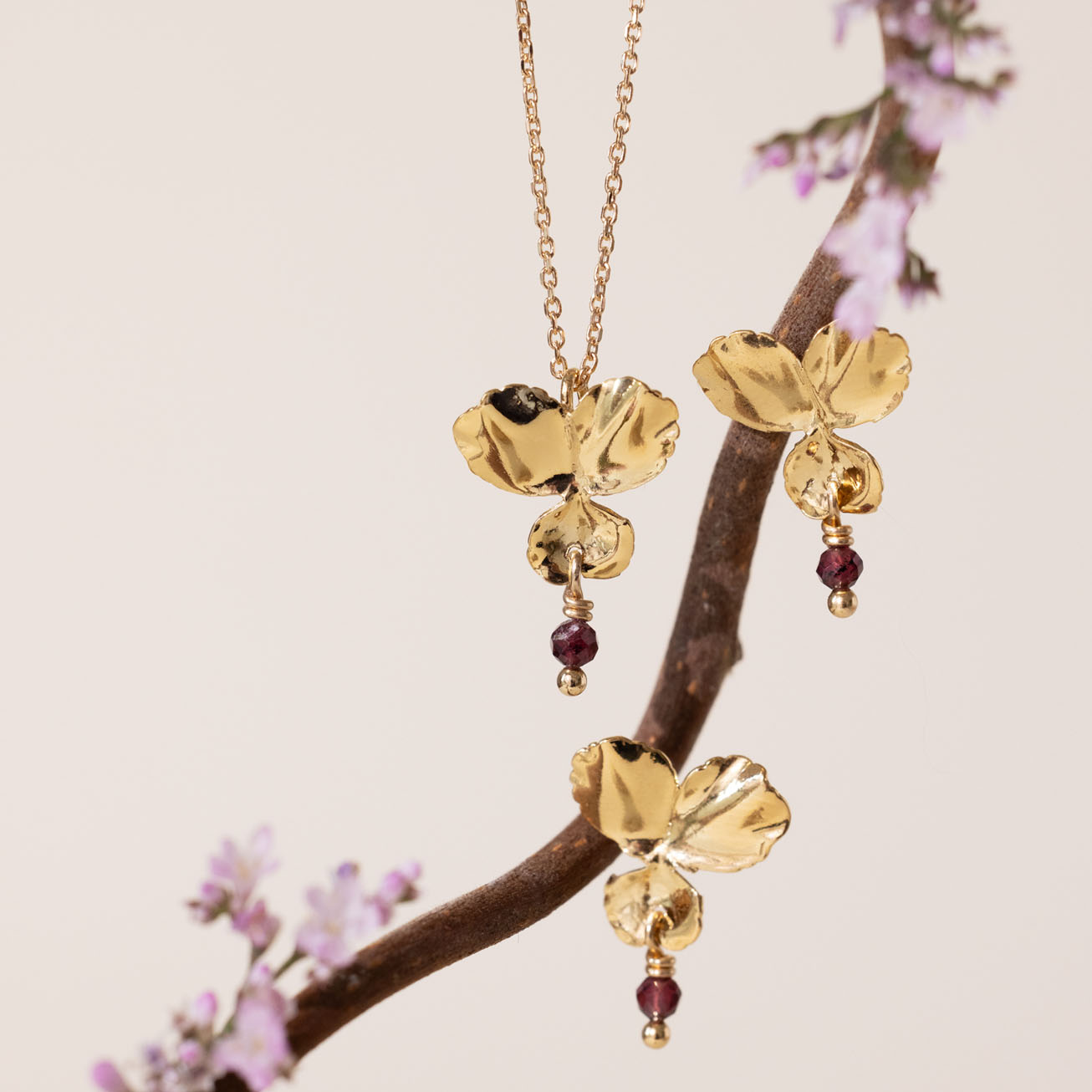 Pendientes <i>Pensamiento</i> y piedra Granate