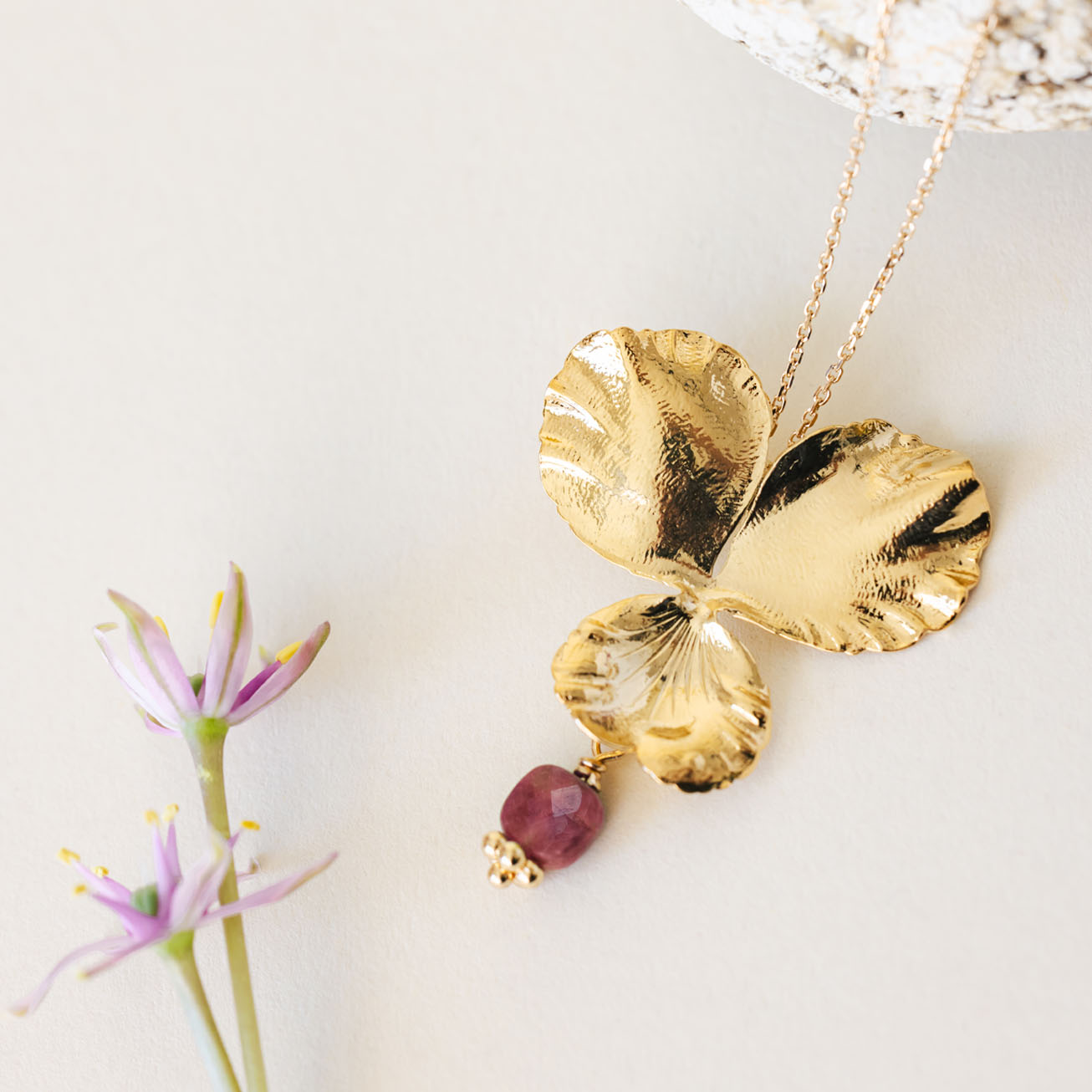 Colgante flor de <i>Pensamiento</i> piedra Rubí