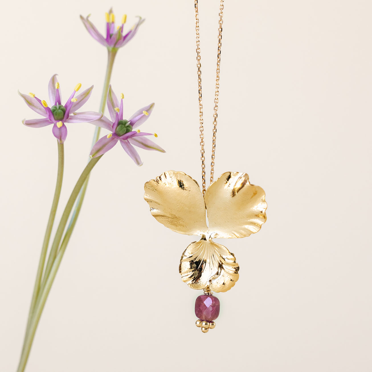 Colgante flor de <i>Pensamiento</i> piedra Rubí