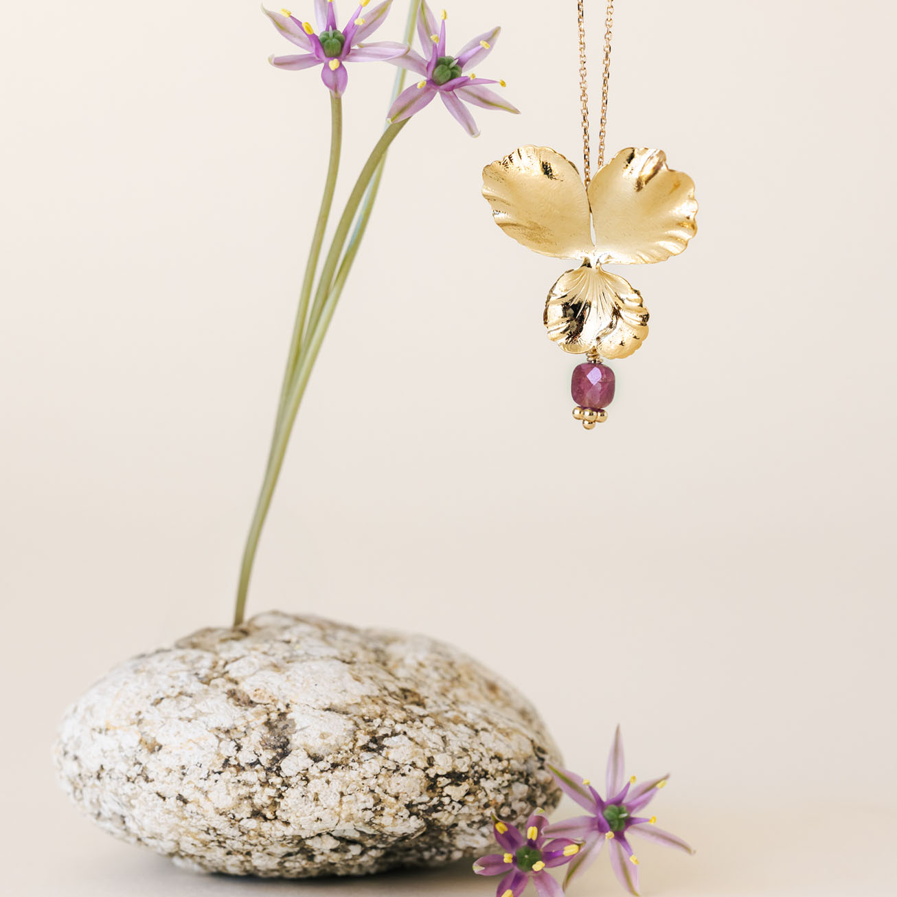 Colgante flor de <i>Pensamiento</i> piedra Rubí