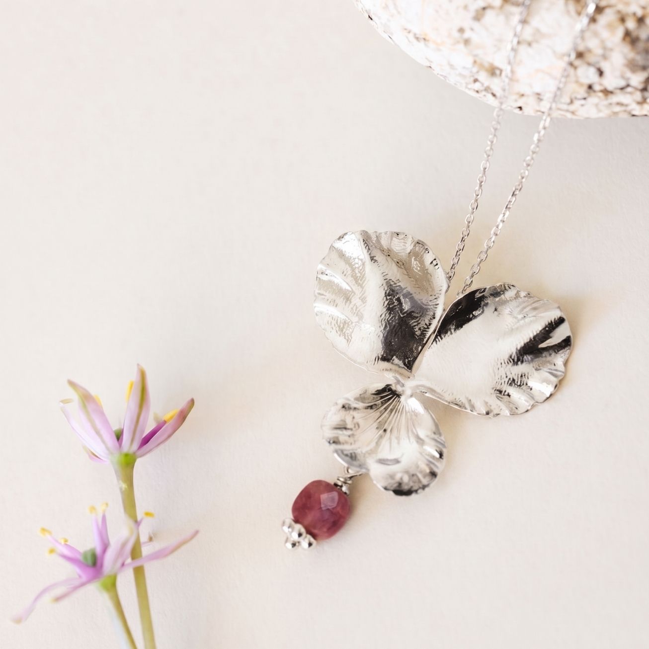 Colgante flor de <i>Pensamiento</i> piedra Rubí