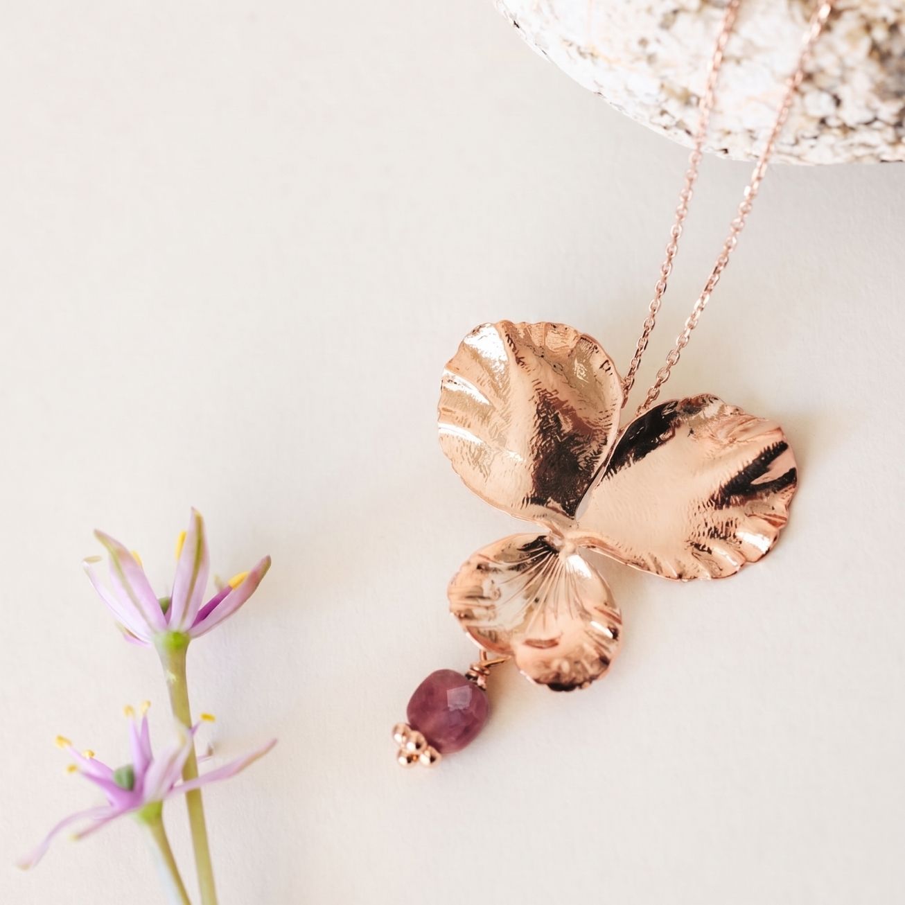 Colgante flor de <i>Pensamiento</i> piedra Rubí