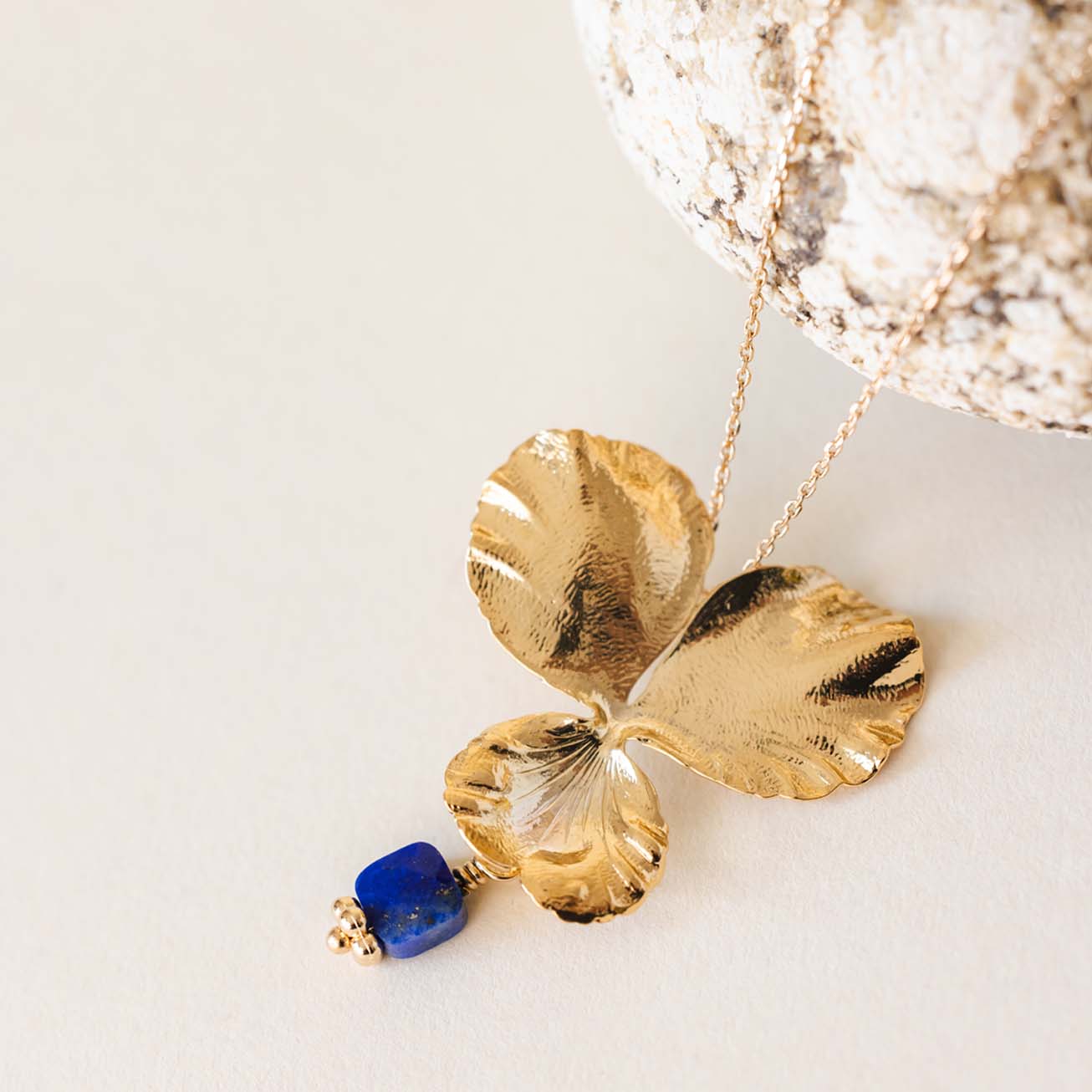 Colgante flor <i>Pensamiento</i> y piedra Lapisláz