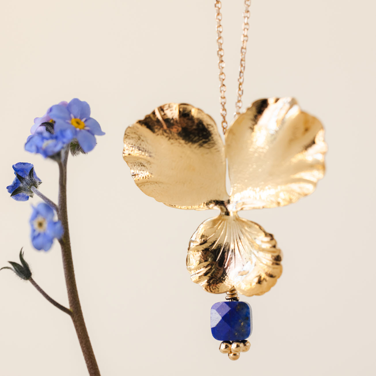 Colgante flor <i>Pensamiento</i> y piedra Lapisláz