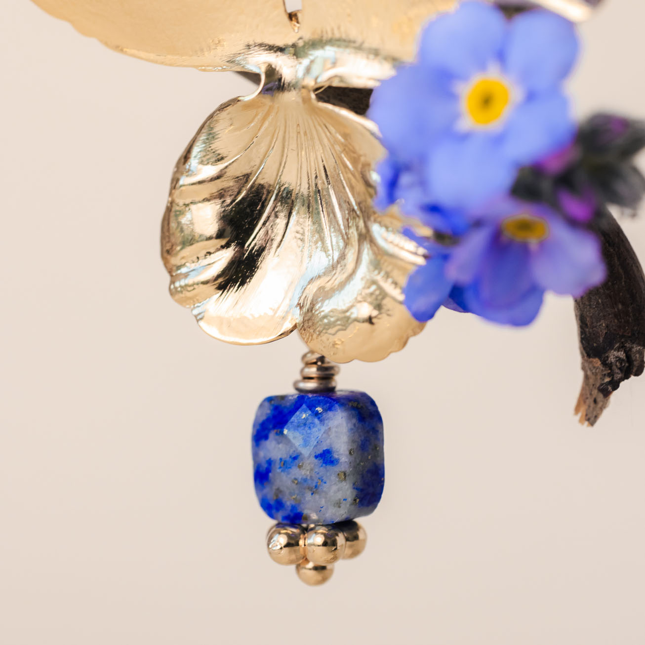 Colgante flor <i>Pensamiento</i> y piedra Lapisláz