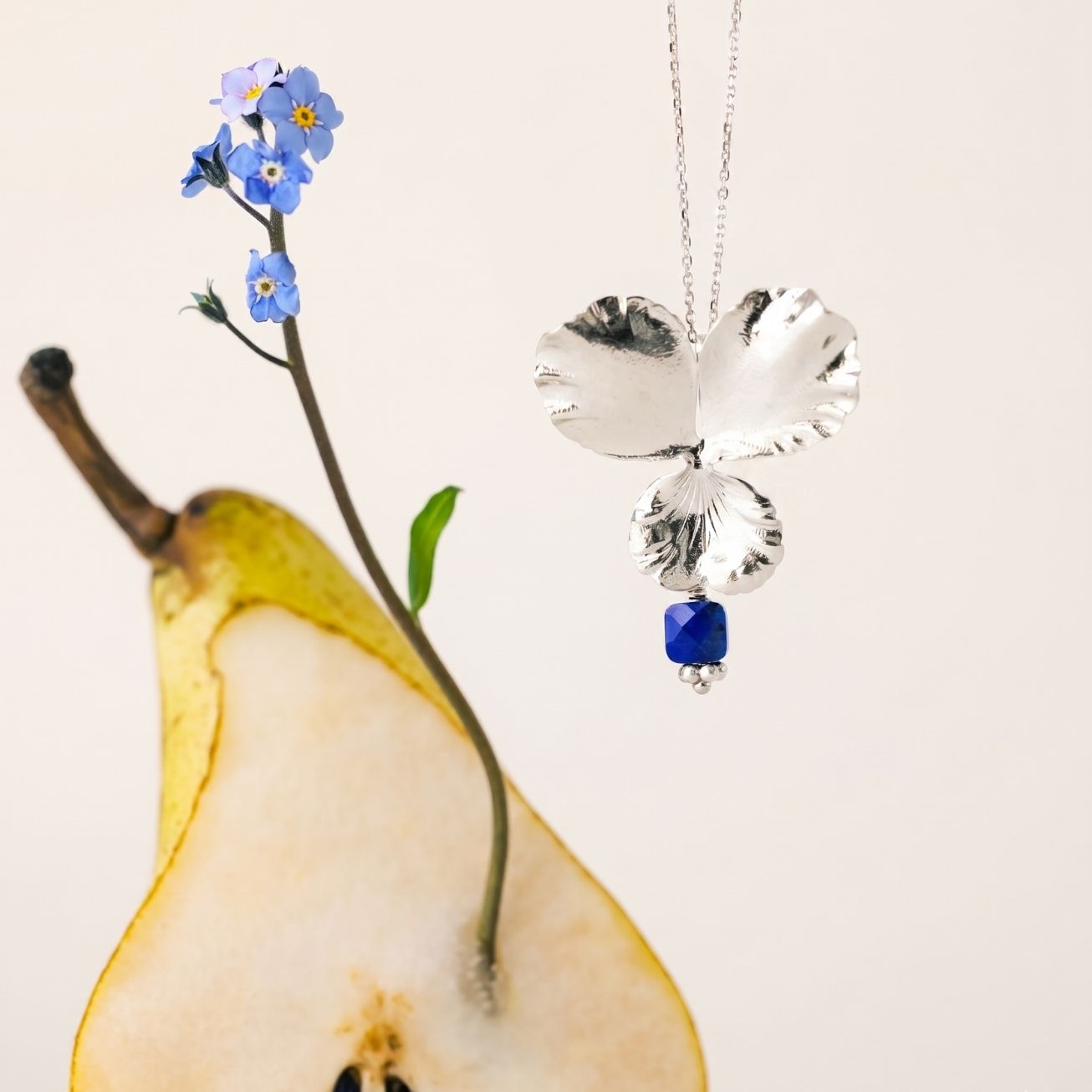 Colgante flor <i>Pensamiento</i> y piedra Lapisláz