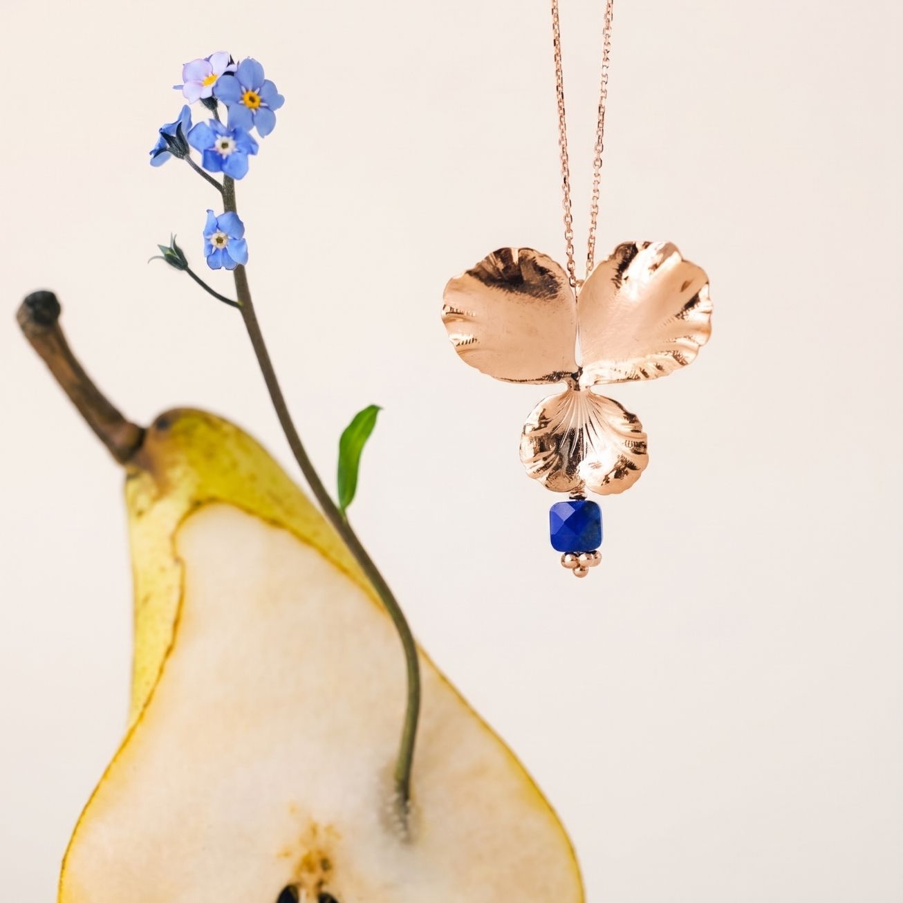 Colgante flor <i>Pensamiento</i> y piedra Lapisláz