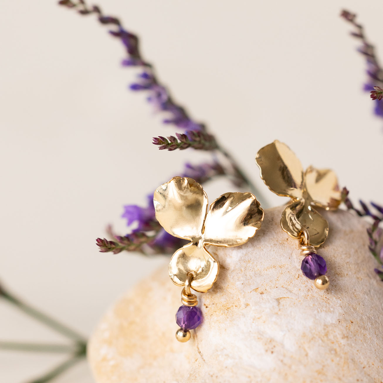 Pendientes Amatista y <i>Pensamiento</i>