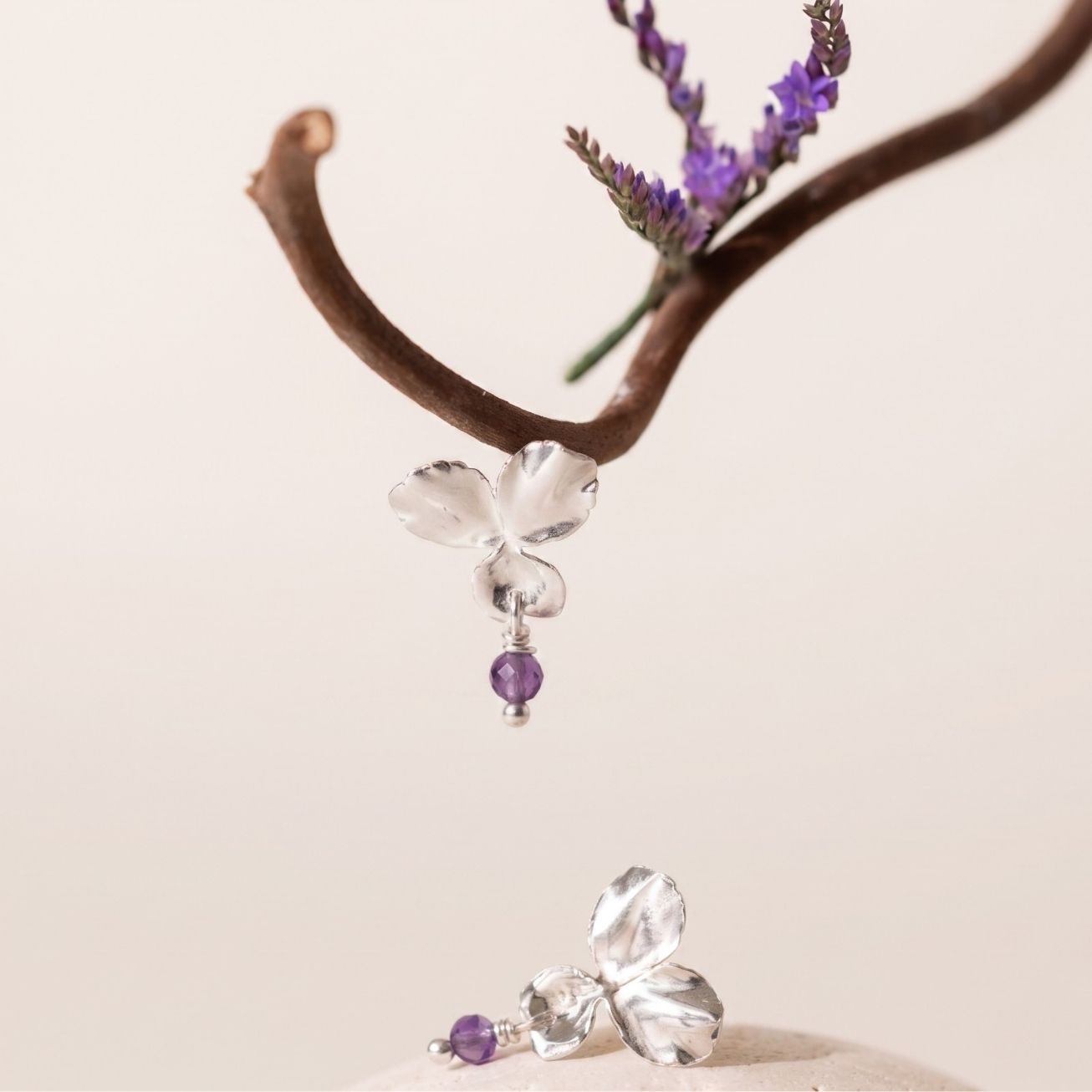 Pendientes Amatista y <i>Pensamiento</i>