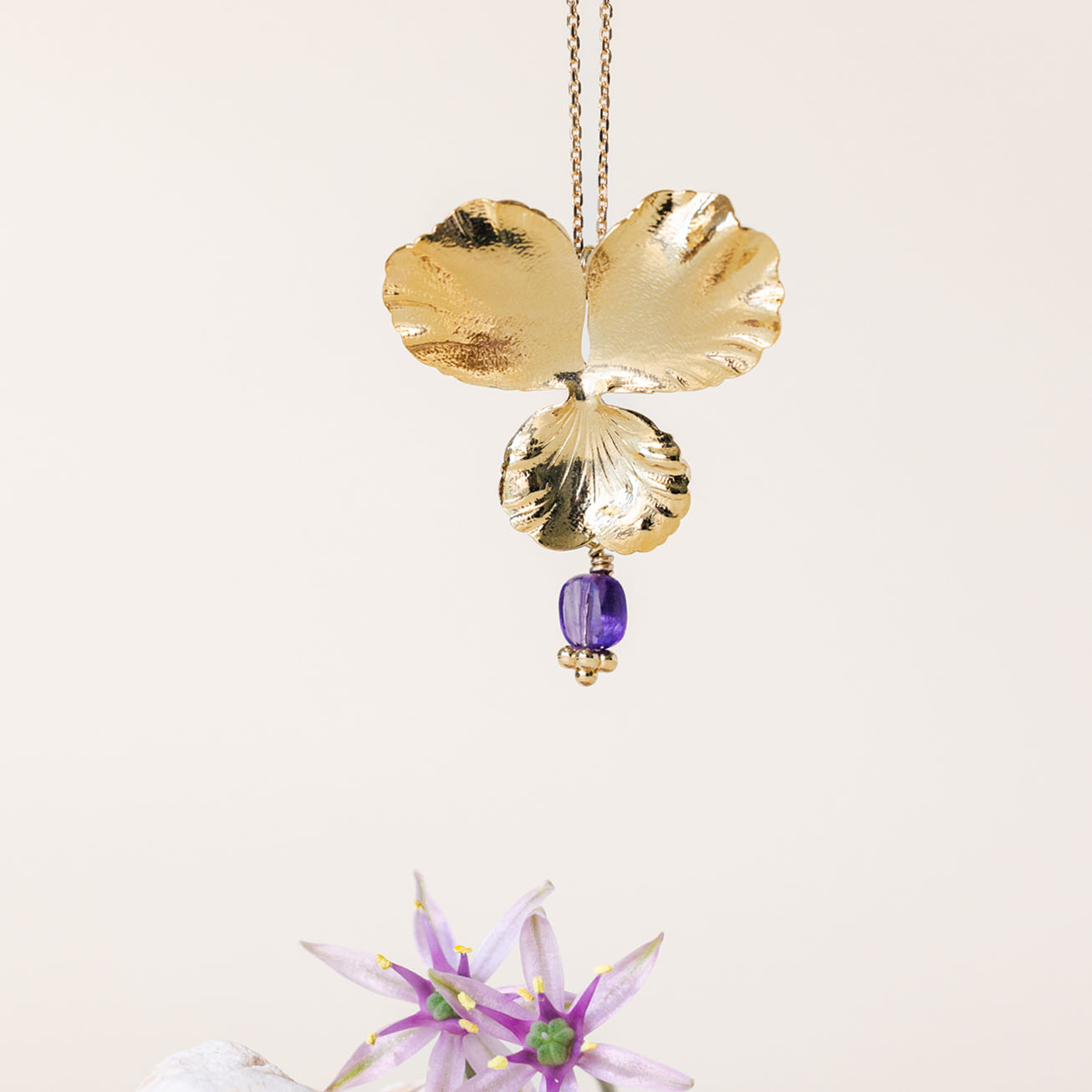 Collar flor <i>Pensamiento</i> y piedra Amatista