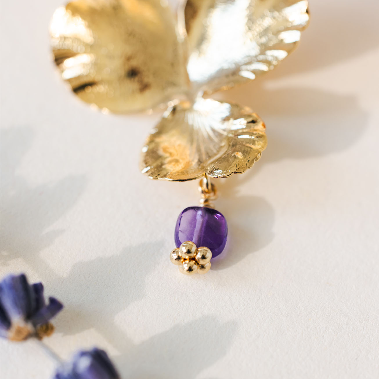 Collar flor <i>Pensamiento</i> y piedra Amatista