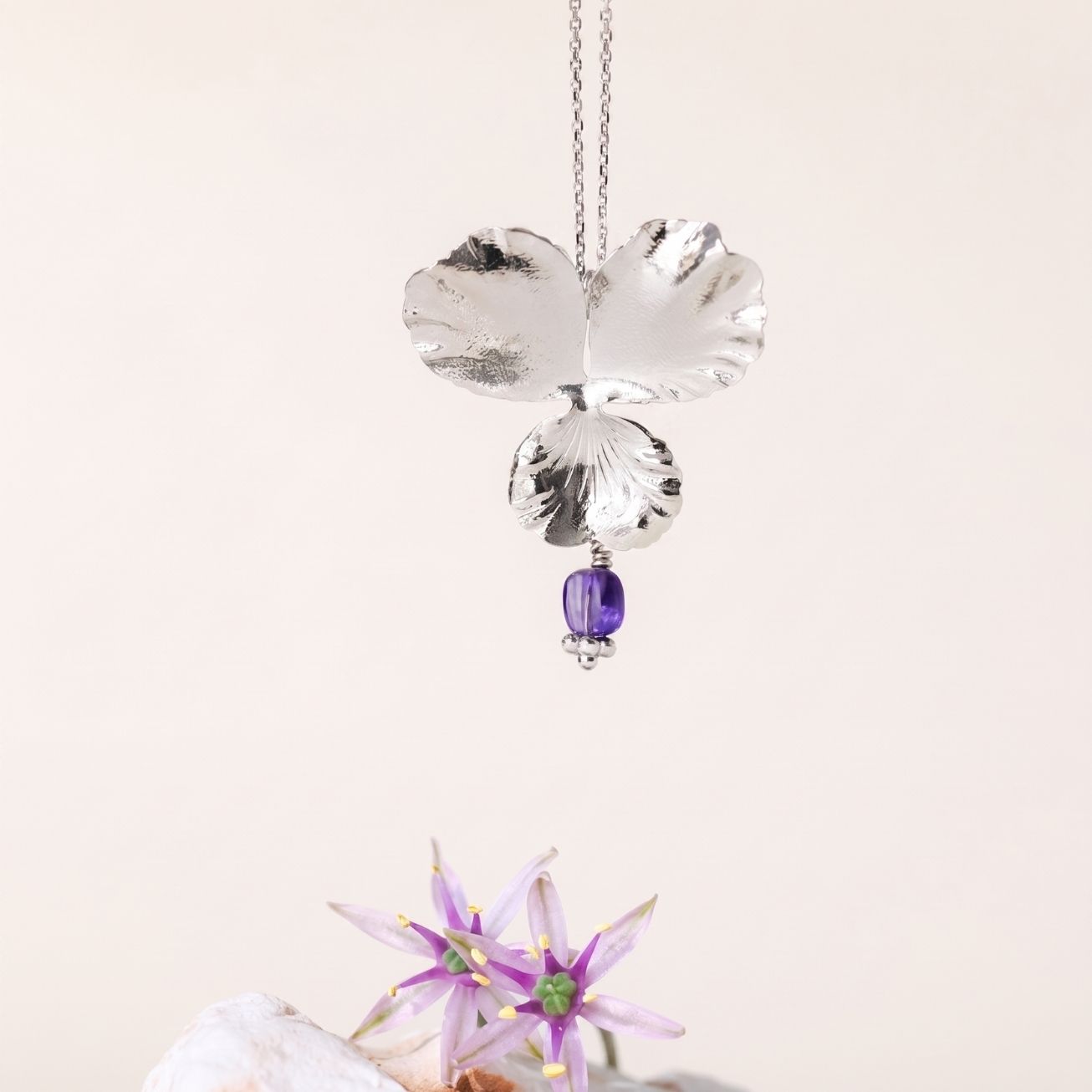 Collar flor <i>Pensamiento</i> y piedra Amatista