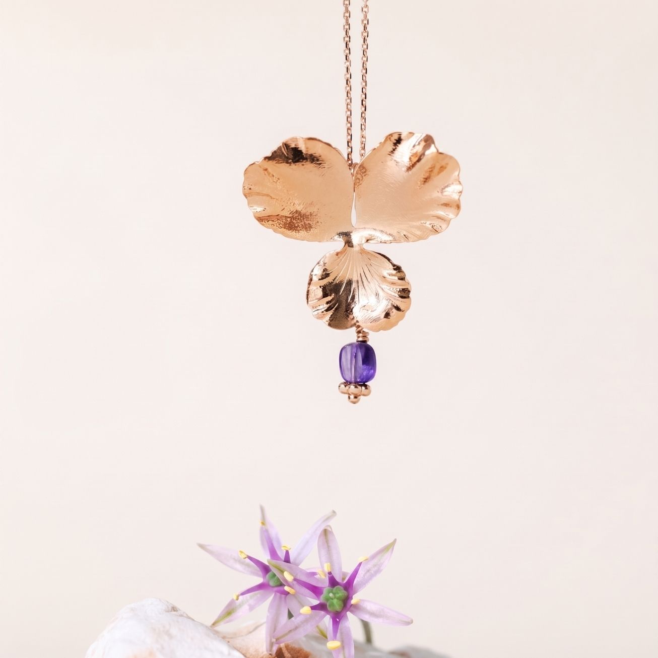 Collar flor <i>Pensamiento</i> y piedra Amatista