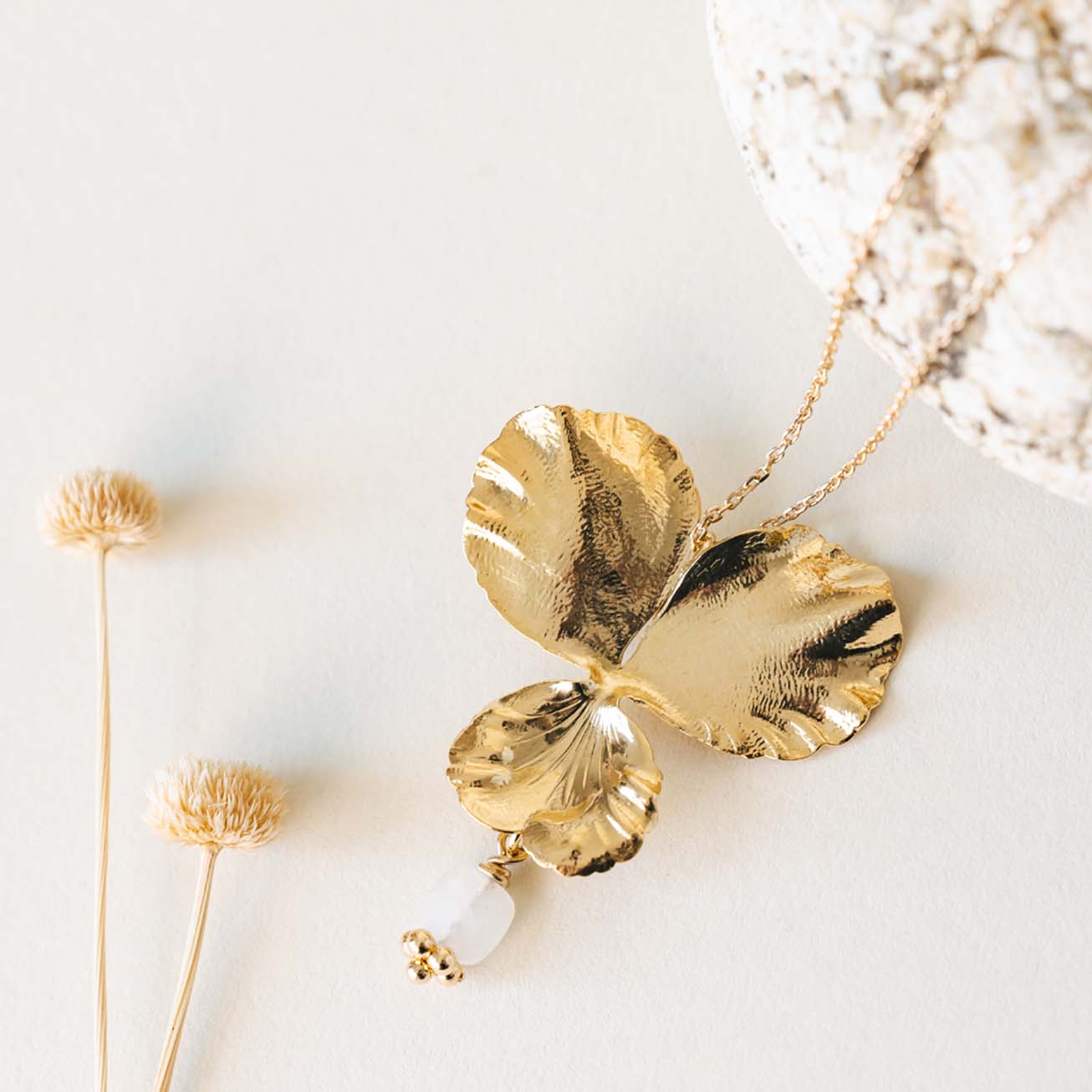 Collar flor <i>Pensamiento</i> y piedra de Luna cu