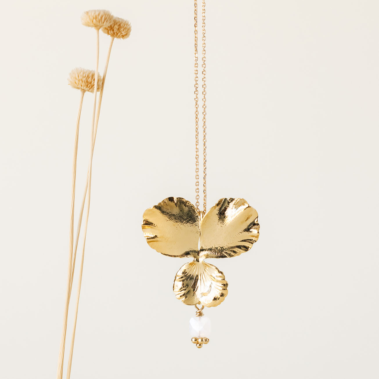 Collar flor <i>Pensamiento</i> y piedra de Luna cu