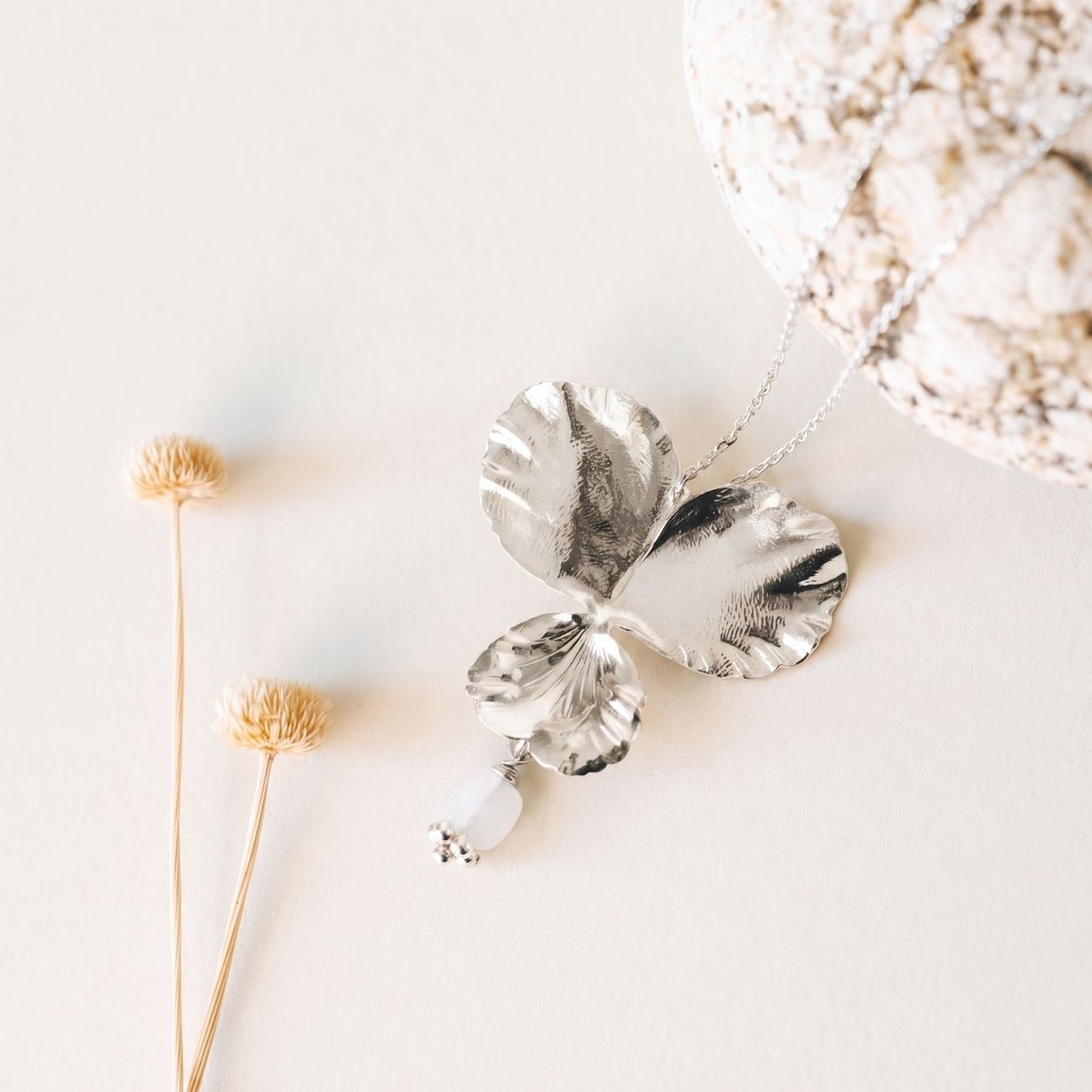 Collar flor <i>Pensamiento</i> y piedra de Luna cu