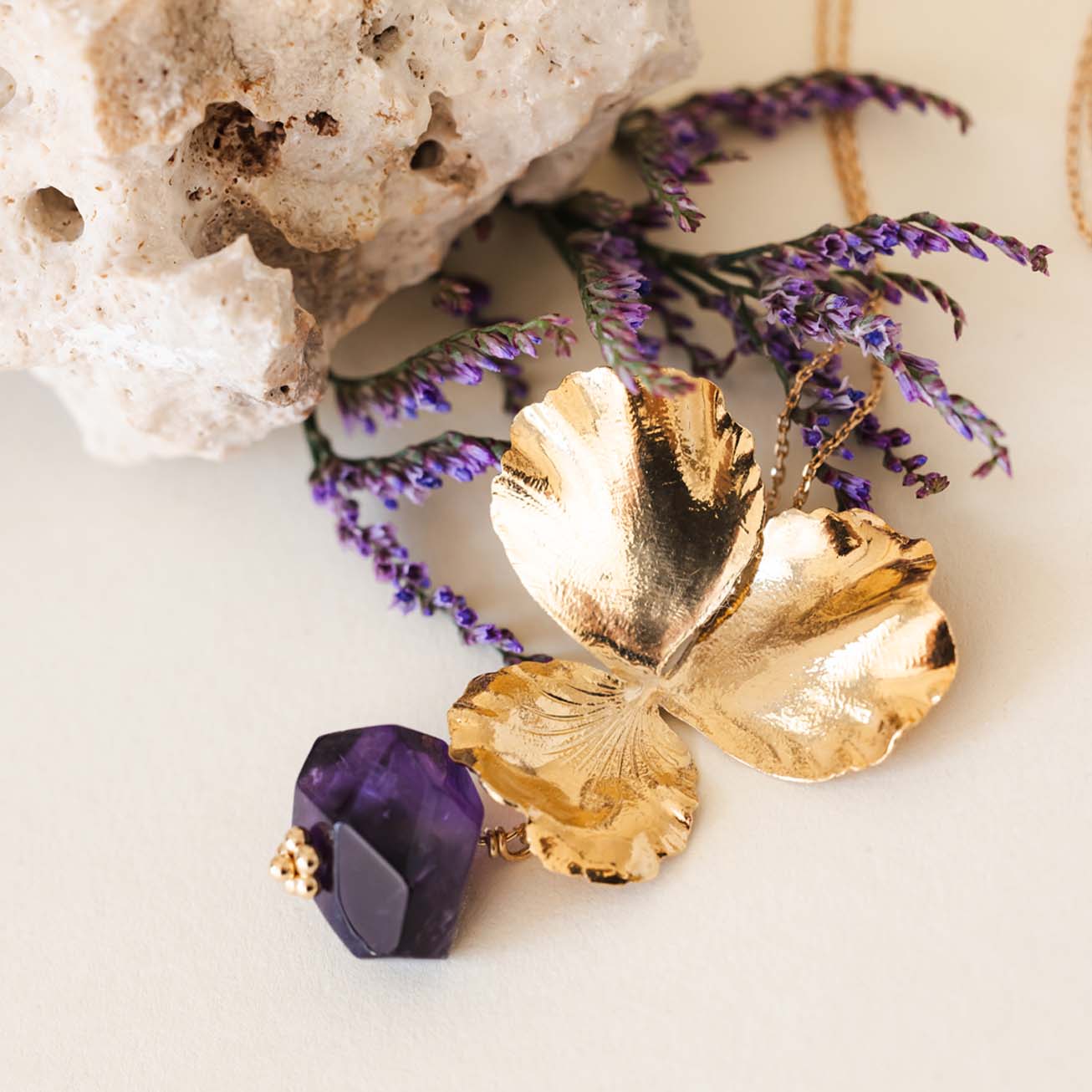 Collar flor <i>Pensamiento</i> y su Amatista