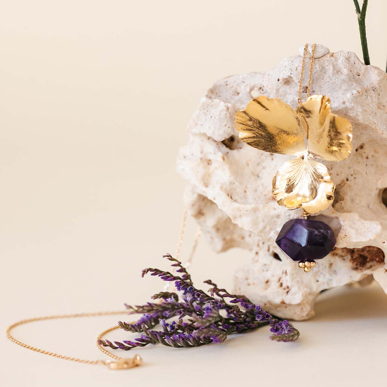 Collar flor <i>Pensamiento</i> y su Amatista