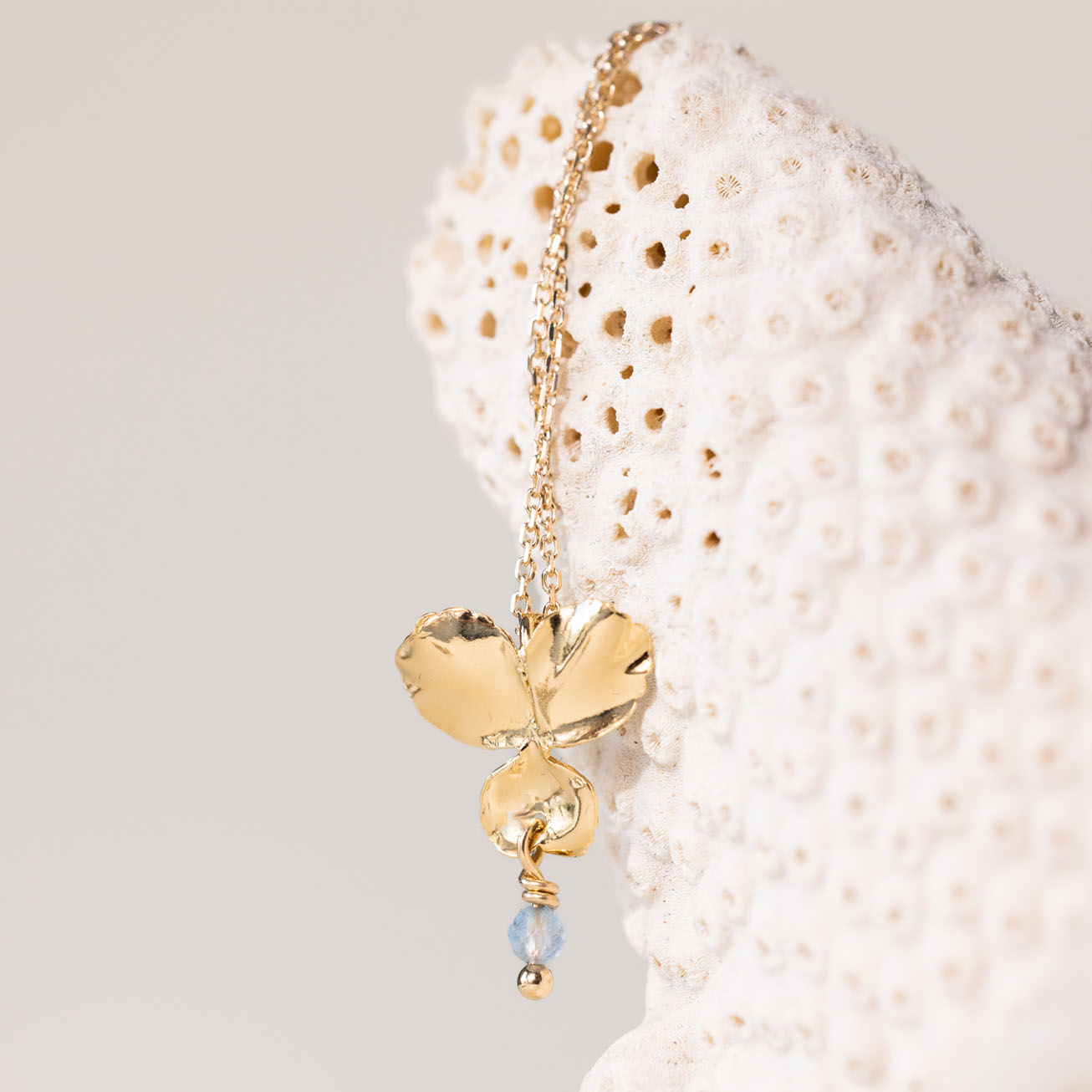 Collar flor <i>Pensamiento</i> de nacimiento aguam