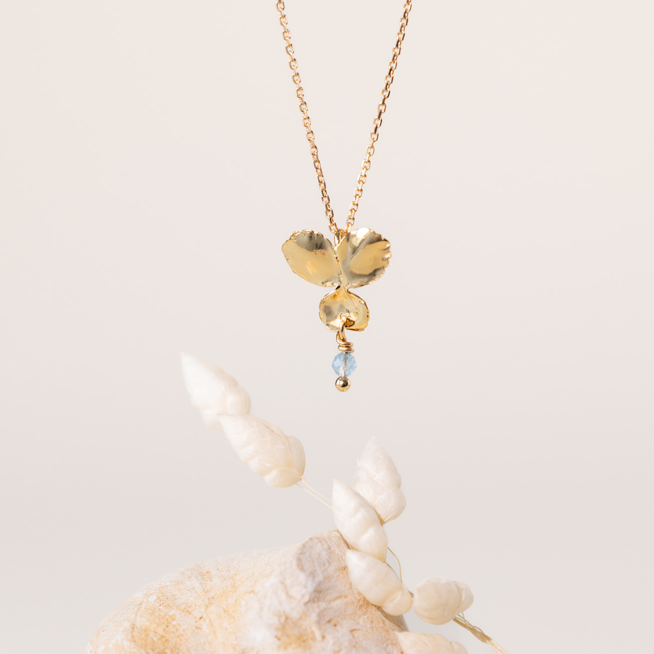 Collar flor <i>Pensamiento</i> de nacimiento aguam