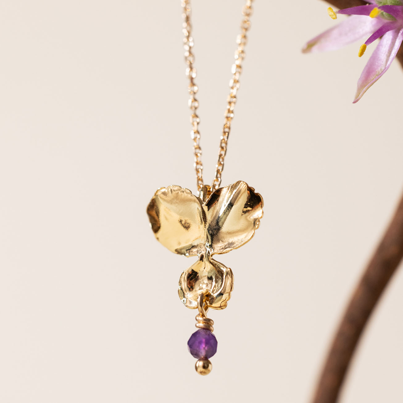 Colgante flor <i>Pensamiento</i> y piedra Amatista