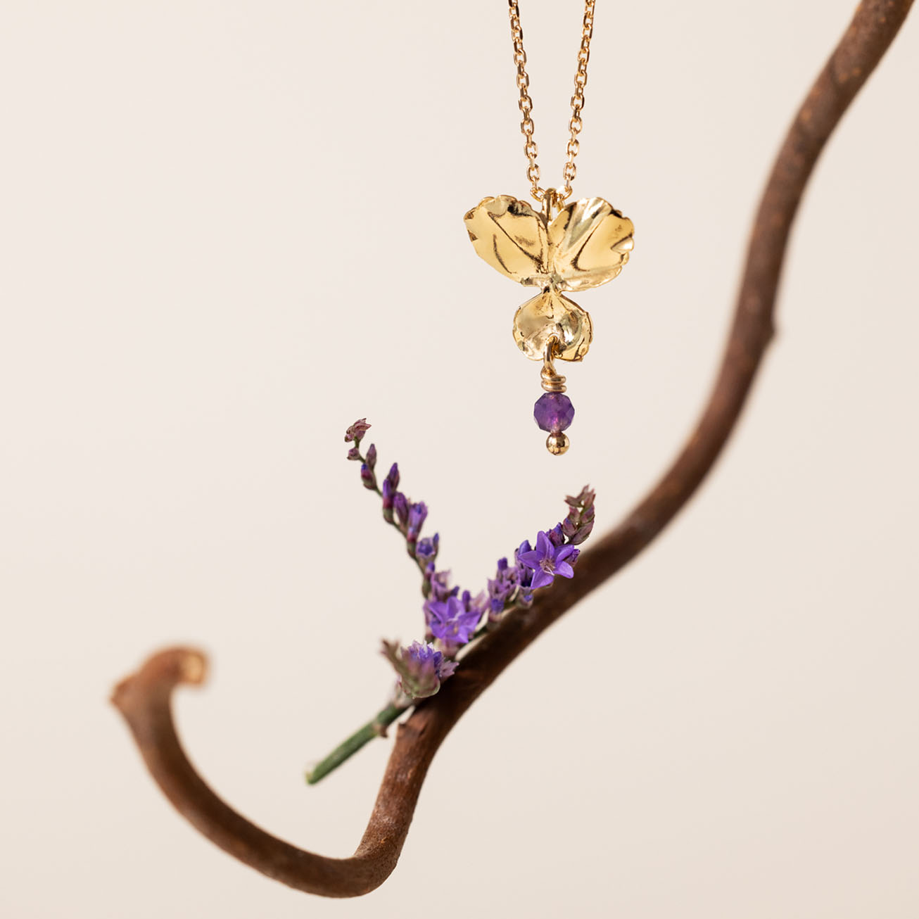 Colgante flor <i>Pensamiento</i> y piedra Amatista