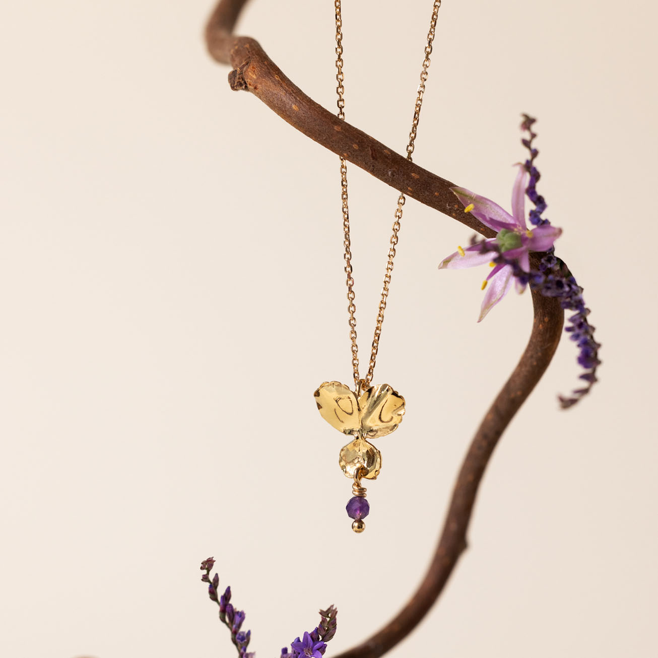 Colgante flor <i>Pensamiento</i> y piedra Amatista