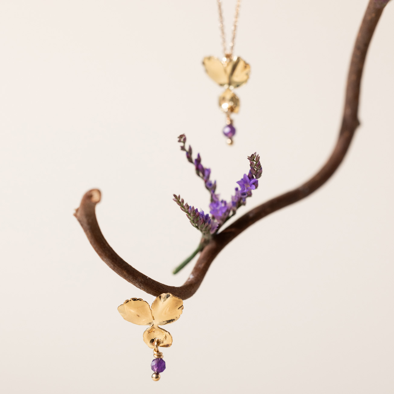 Colgante flor <i>Pensamiento</i> y piedra Amatista