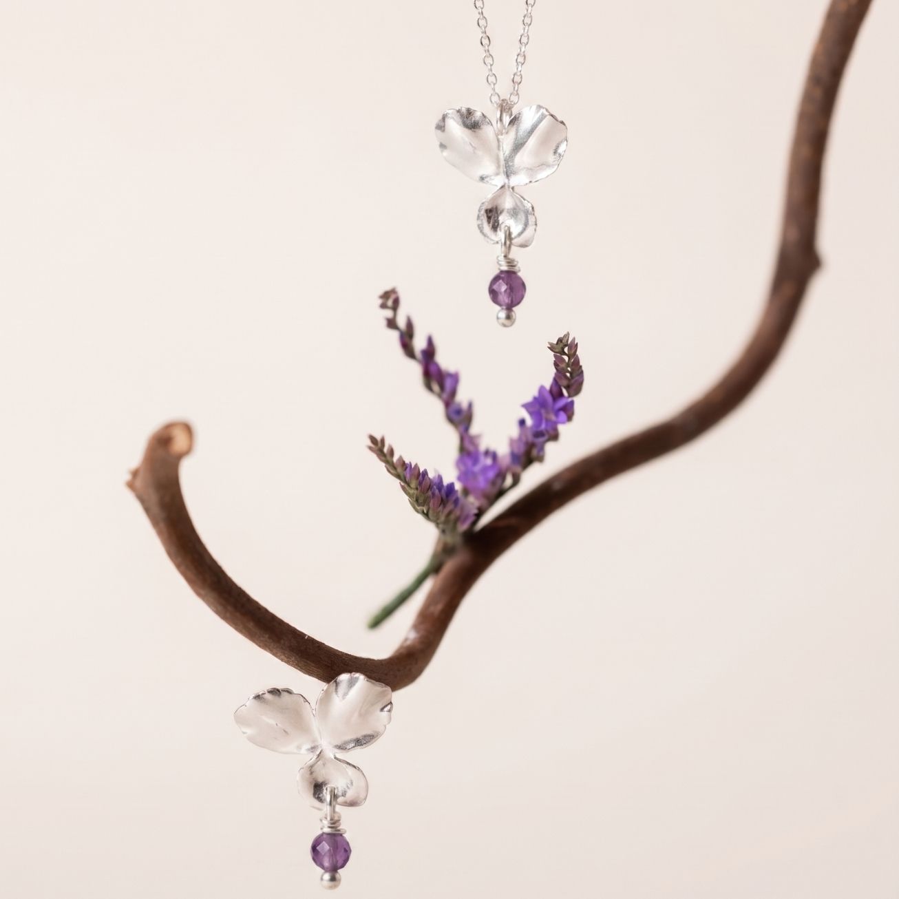 Colgante flor <i>Pensamiento</i> y piedra Amatista
