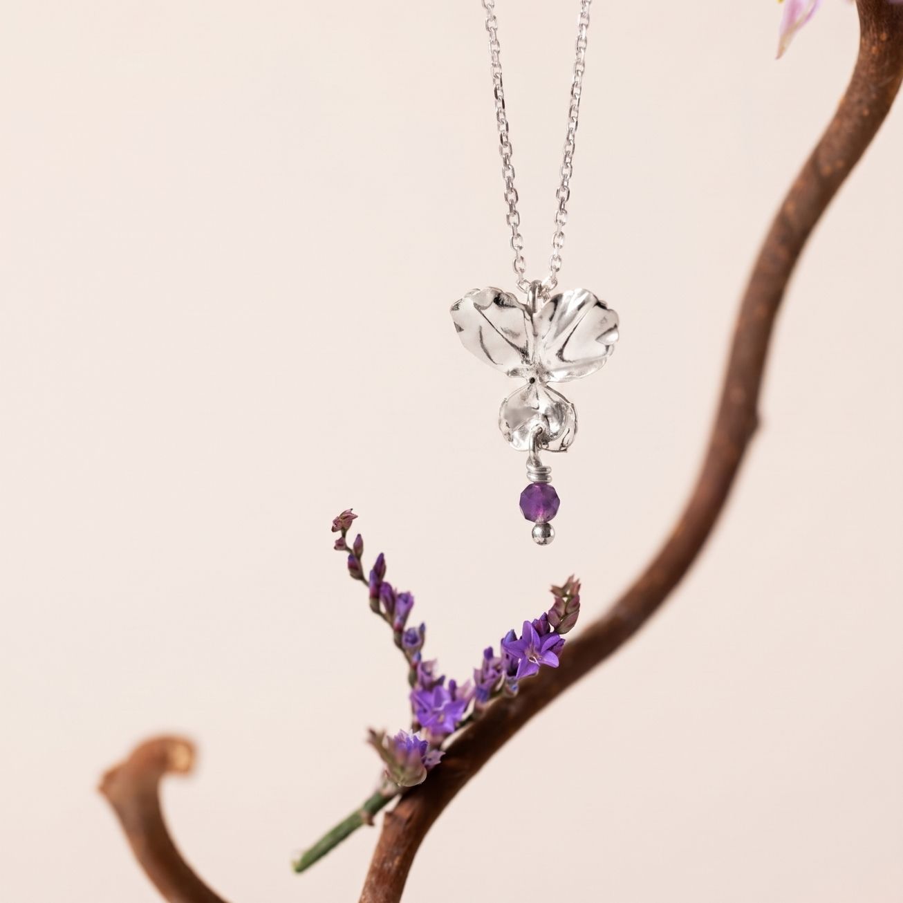 Colgante flor <i>Pensamiento</i> y piedra Amatista