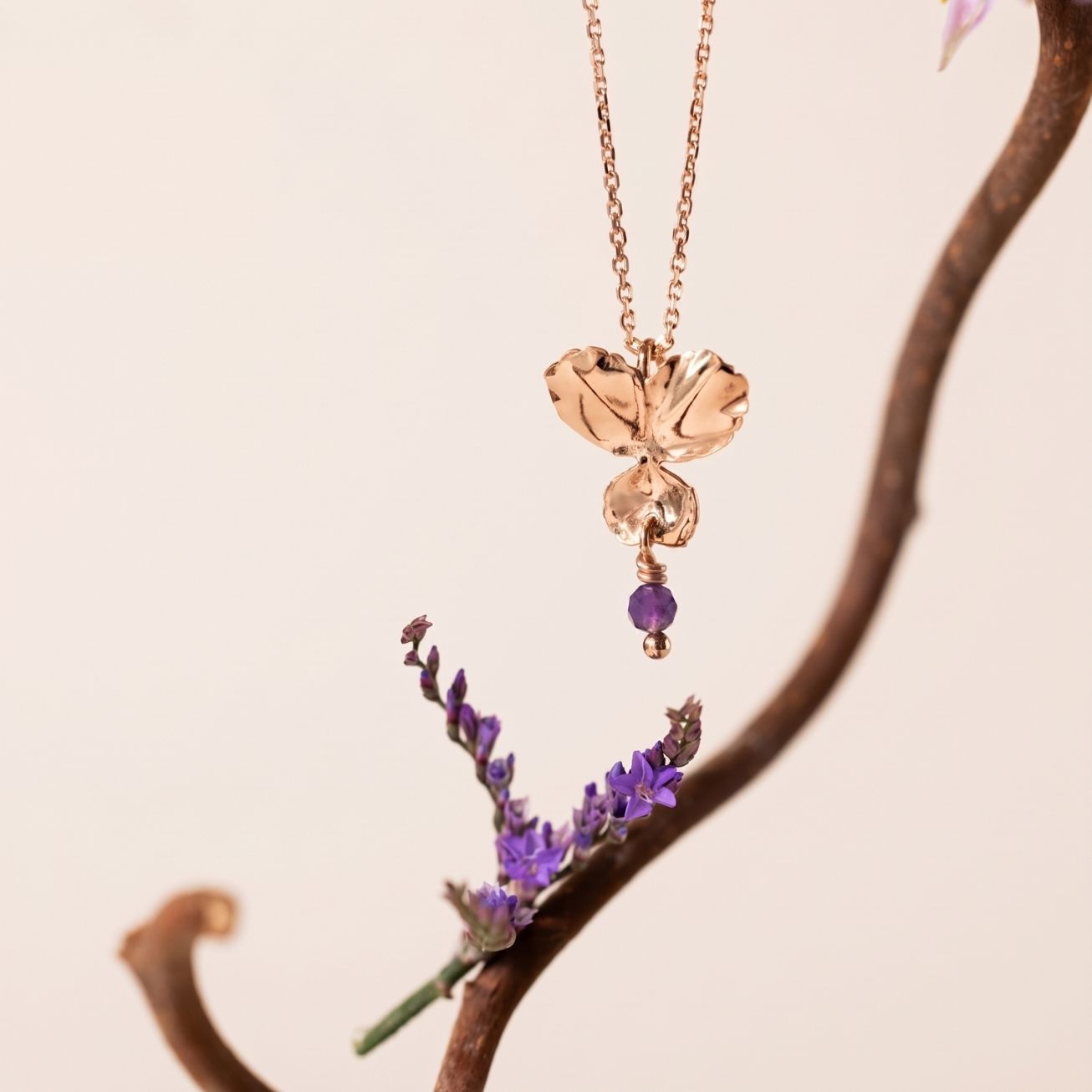Colgante flor <i>Pensamiento</i> y piedra Amatista