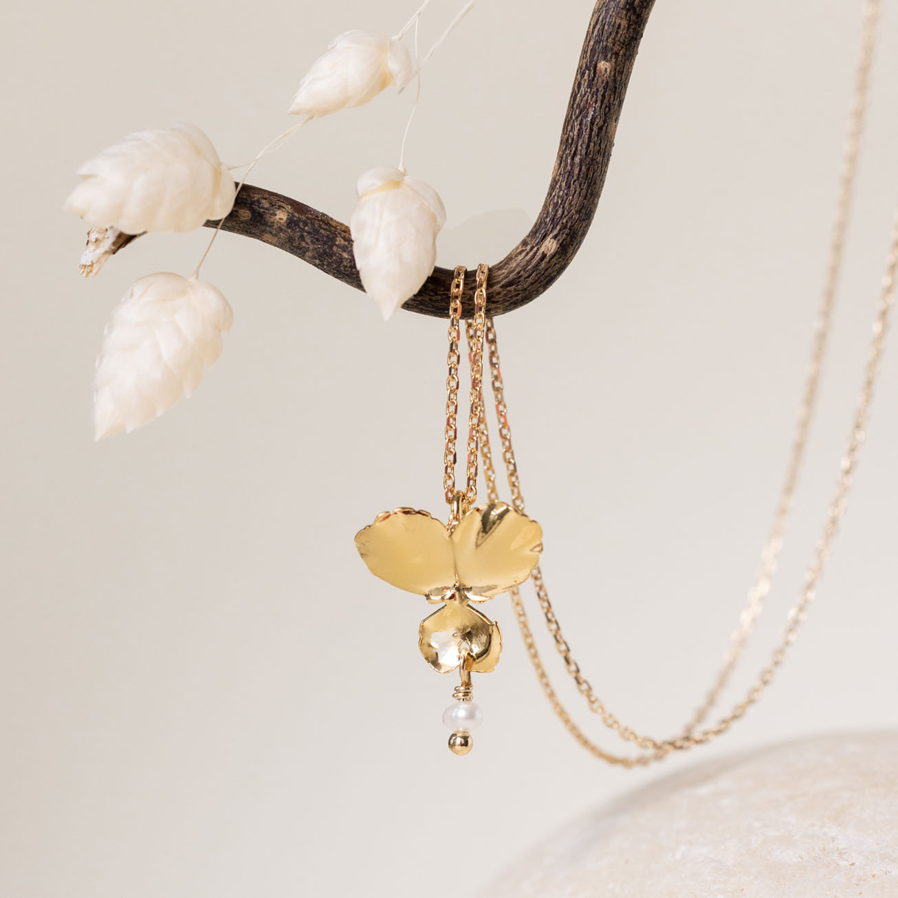 Collar flor <i>Pensamiento</i> y perla de nacár