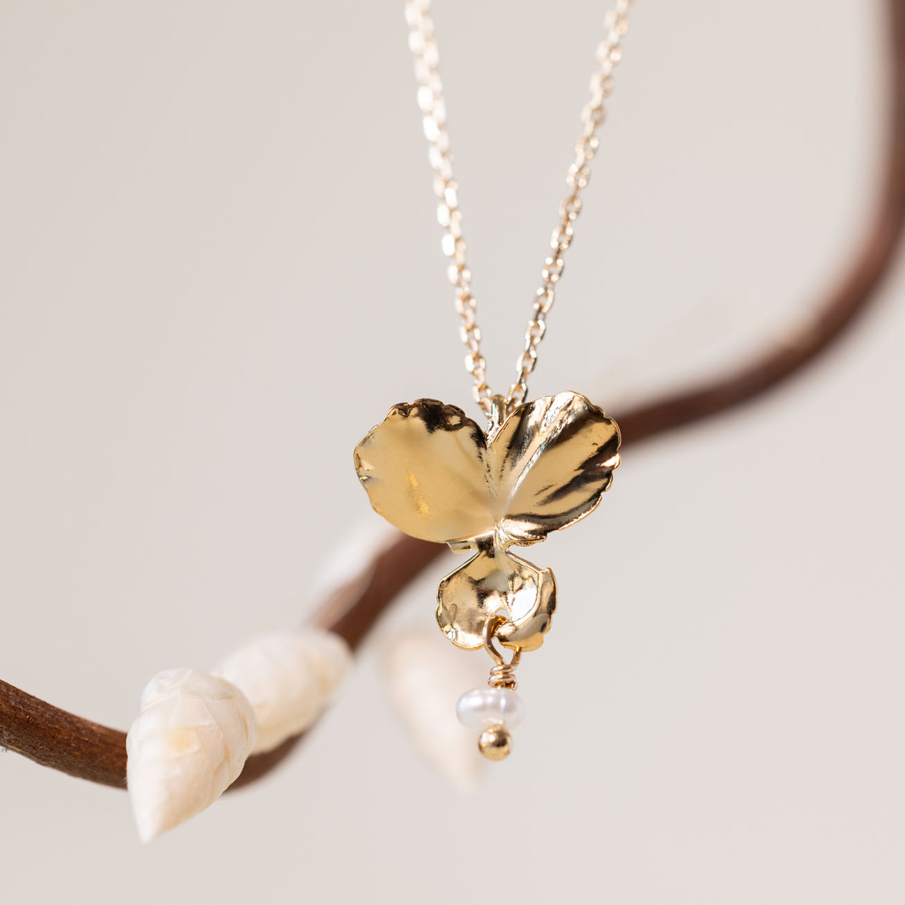 Collar flor <i>Pensamiento</i> y perla de nacár