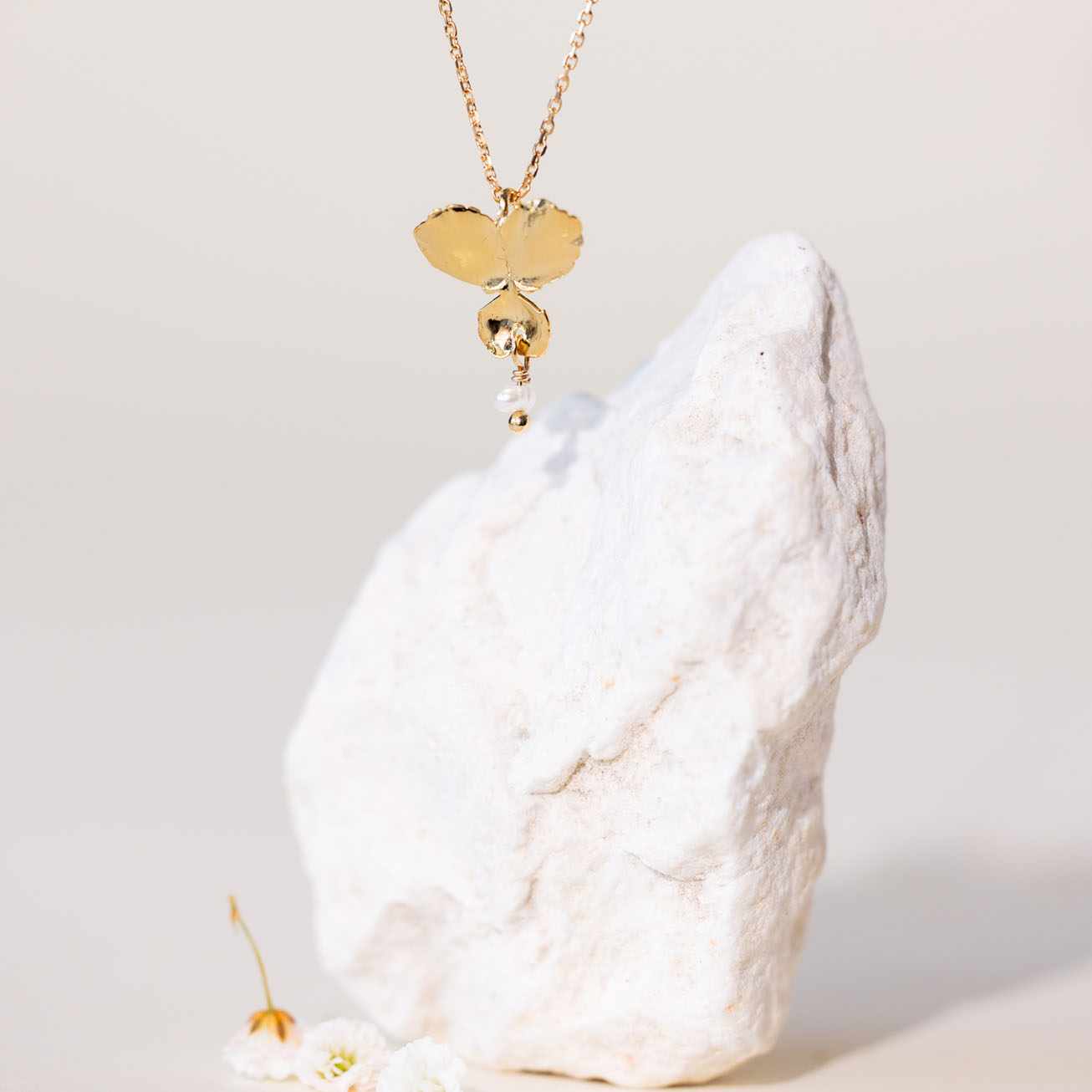 Collar flor <i>Pensamiento</i> y perla de nacár