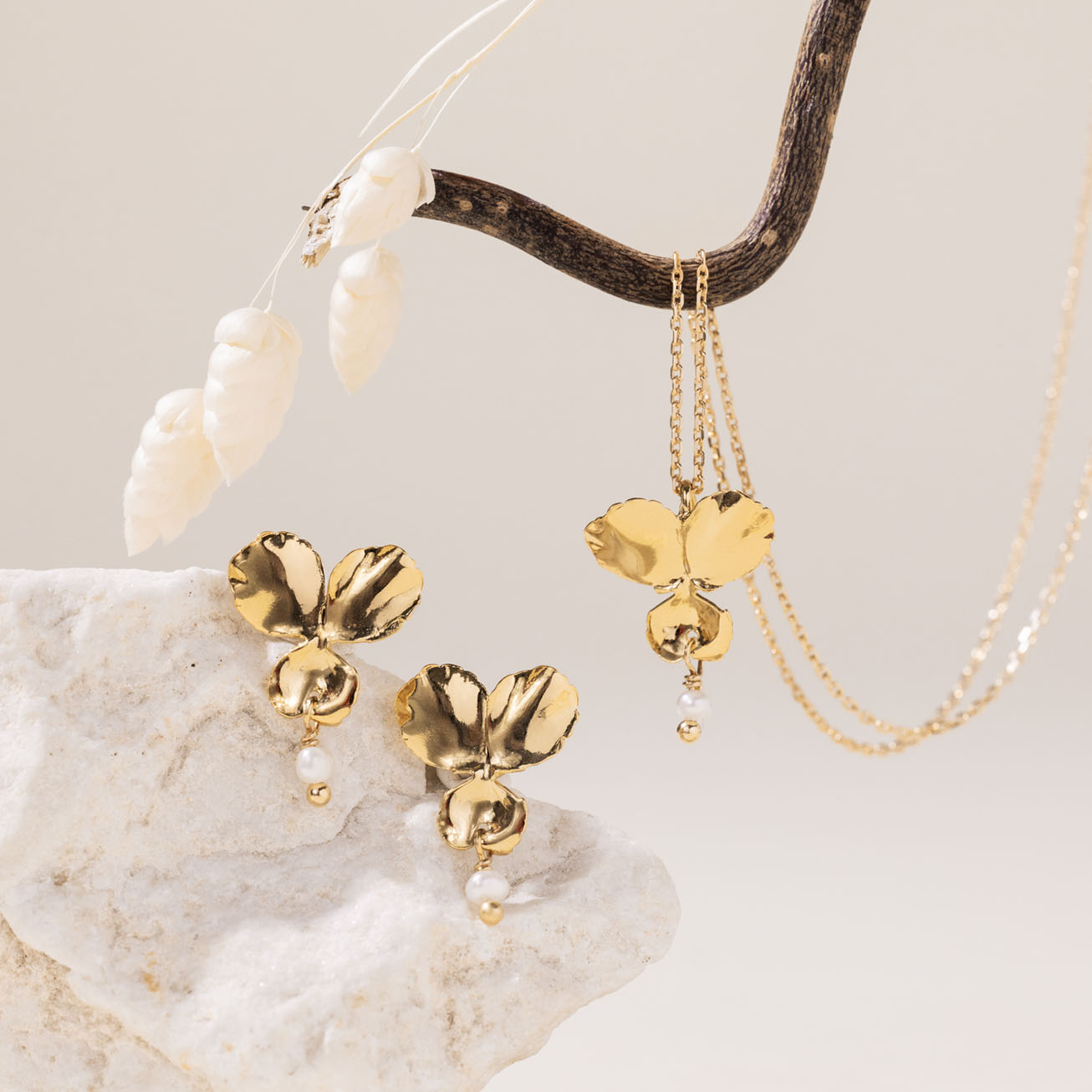 Collar flor <i>Pensamiento</i> y perla de nacár