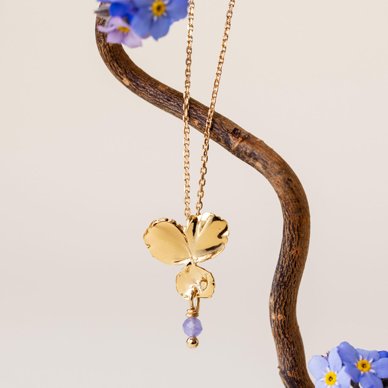 Collar flor <i>Pensamiento</i> y piedra Tanzanita