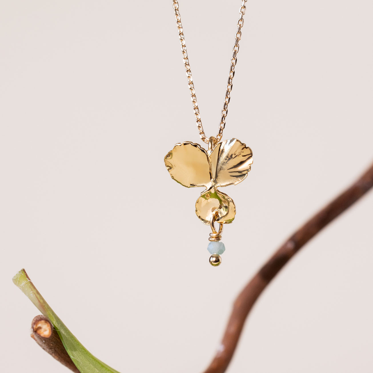 Colgante <i>Pensamiento</i> flor y piedra Esmerald