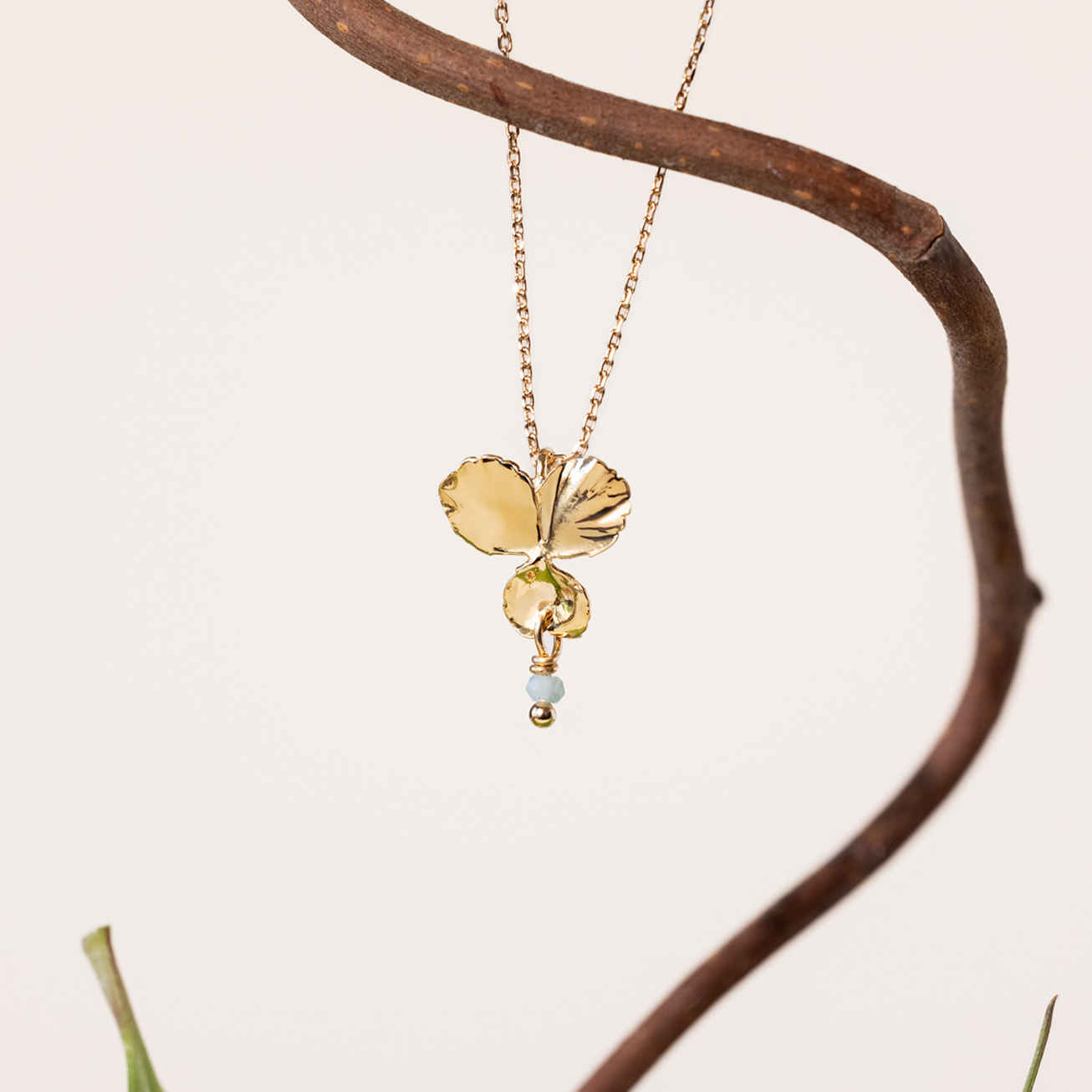 Colgante <i>Pensamiento</i> flor y piedra Esmerald