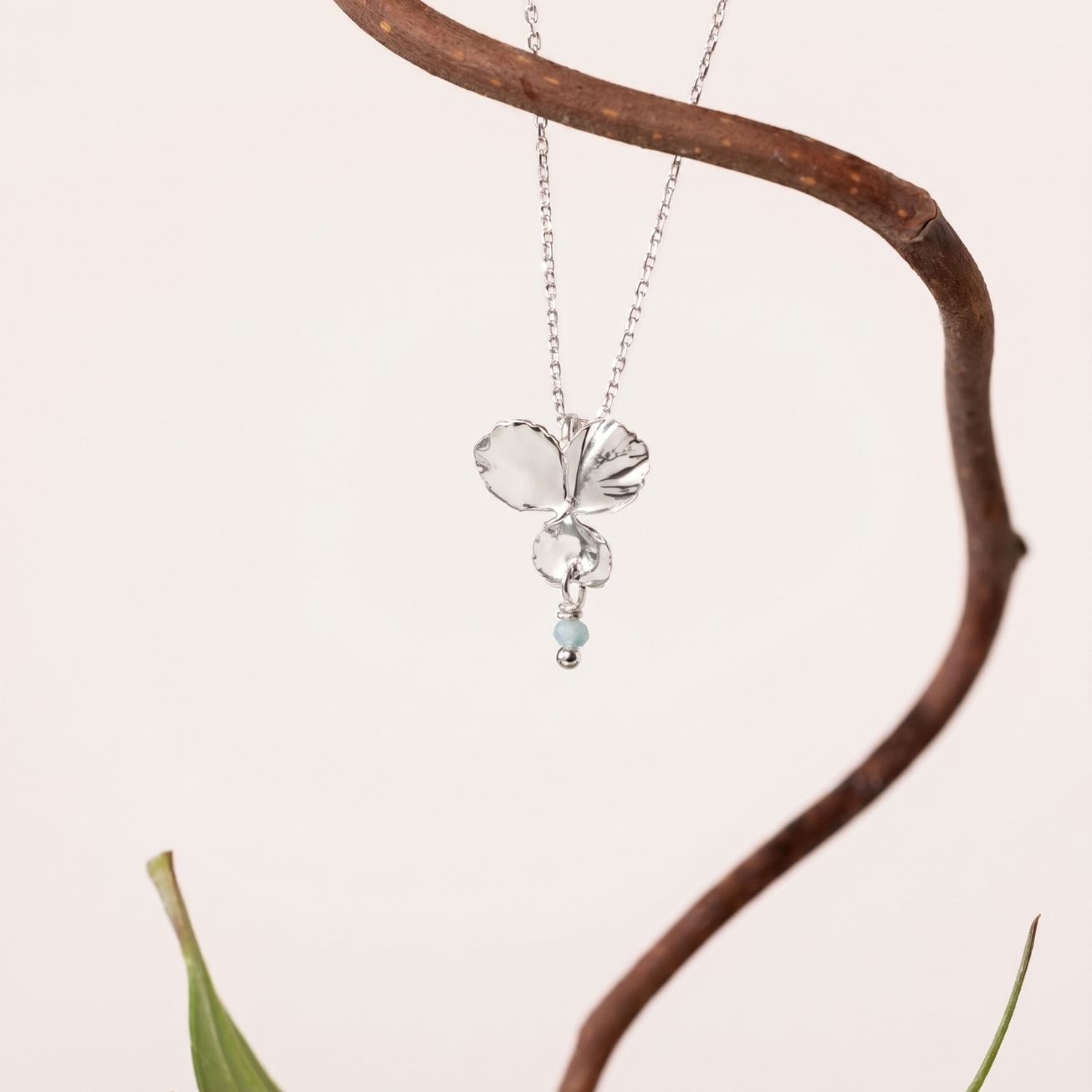 Colgante <i>Pensamiento</i> flor y piedra Esmerald