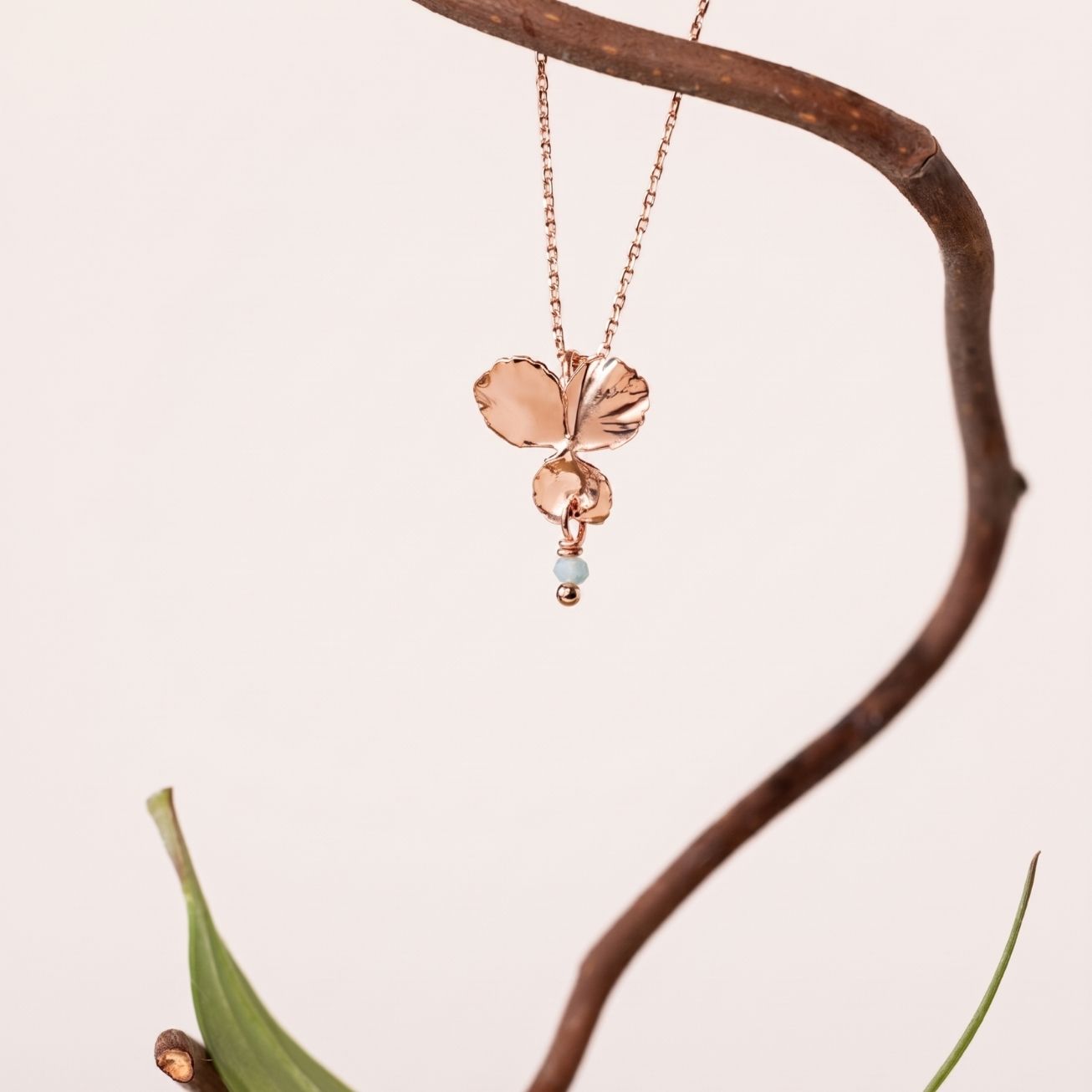 Colgante <i>Pensamiento</i> flor y piedra Esmerald