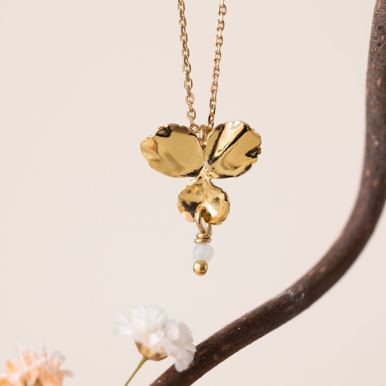 Collar flor <i>Pensamiento</i> y piedra de Luna