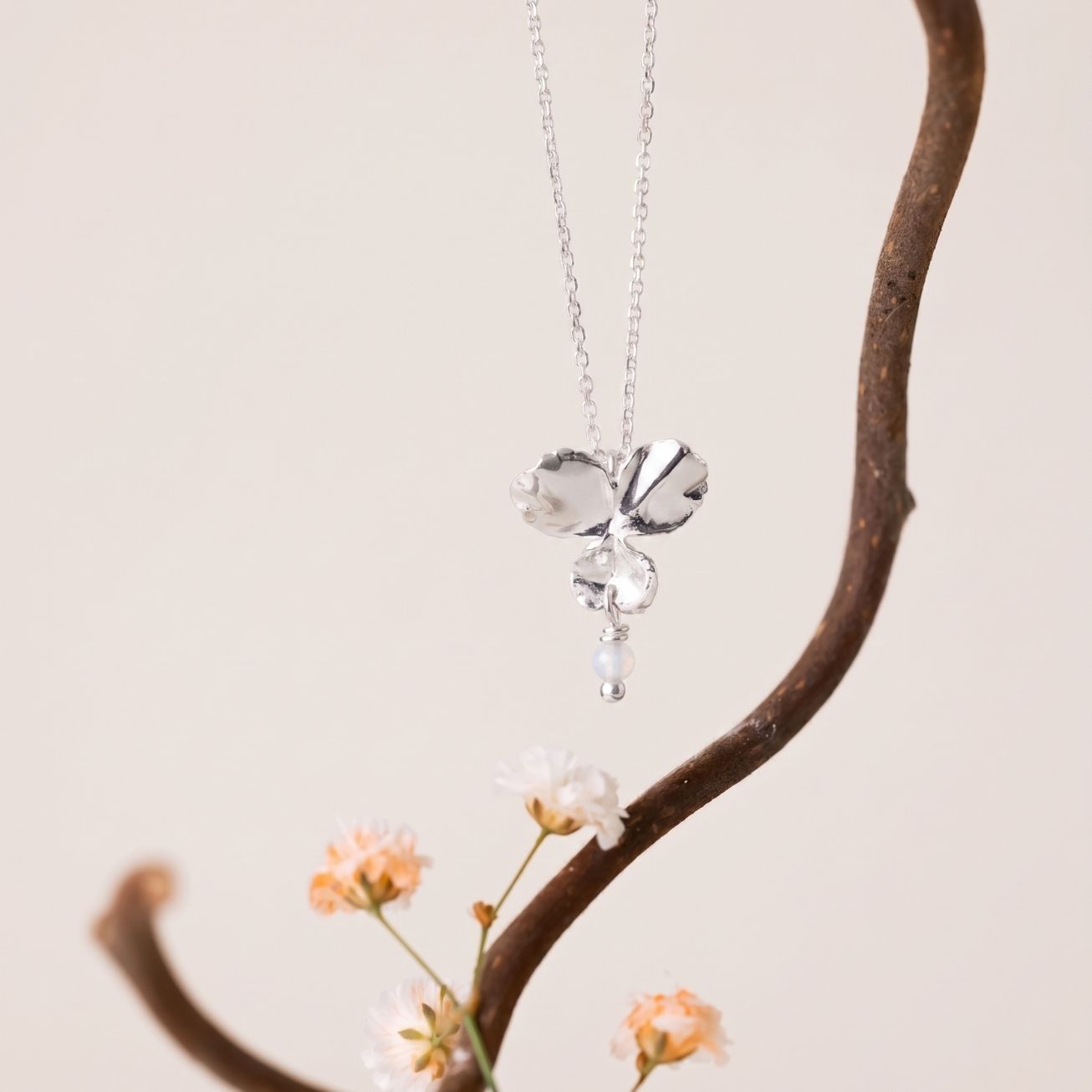 Collar flor <i>Pensamiento</i> y piedra de Luna