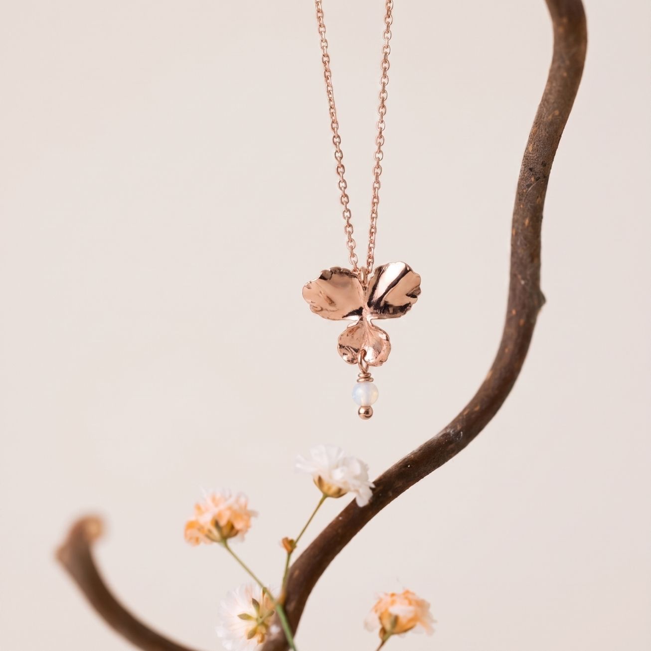 Collar flor <i>Pensamiento</i> y piedra de Luna