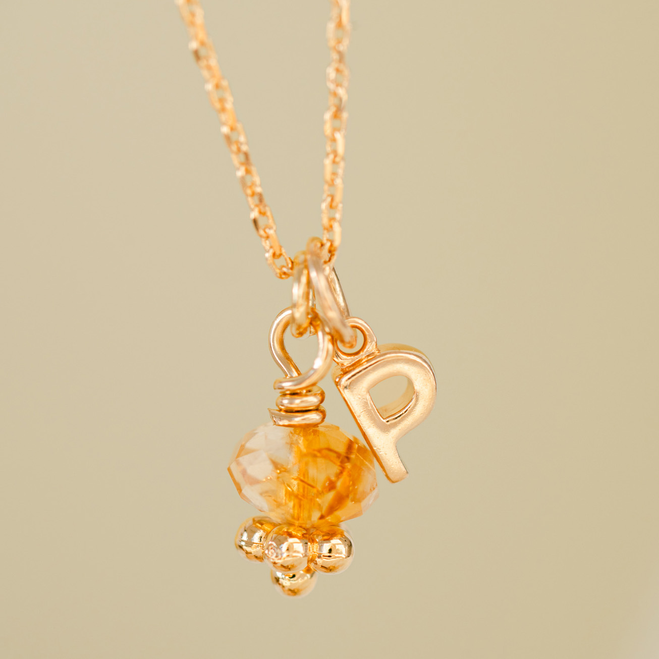 Collar inicial y su piedra de <i>Citrino</i> chapa
