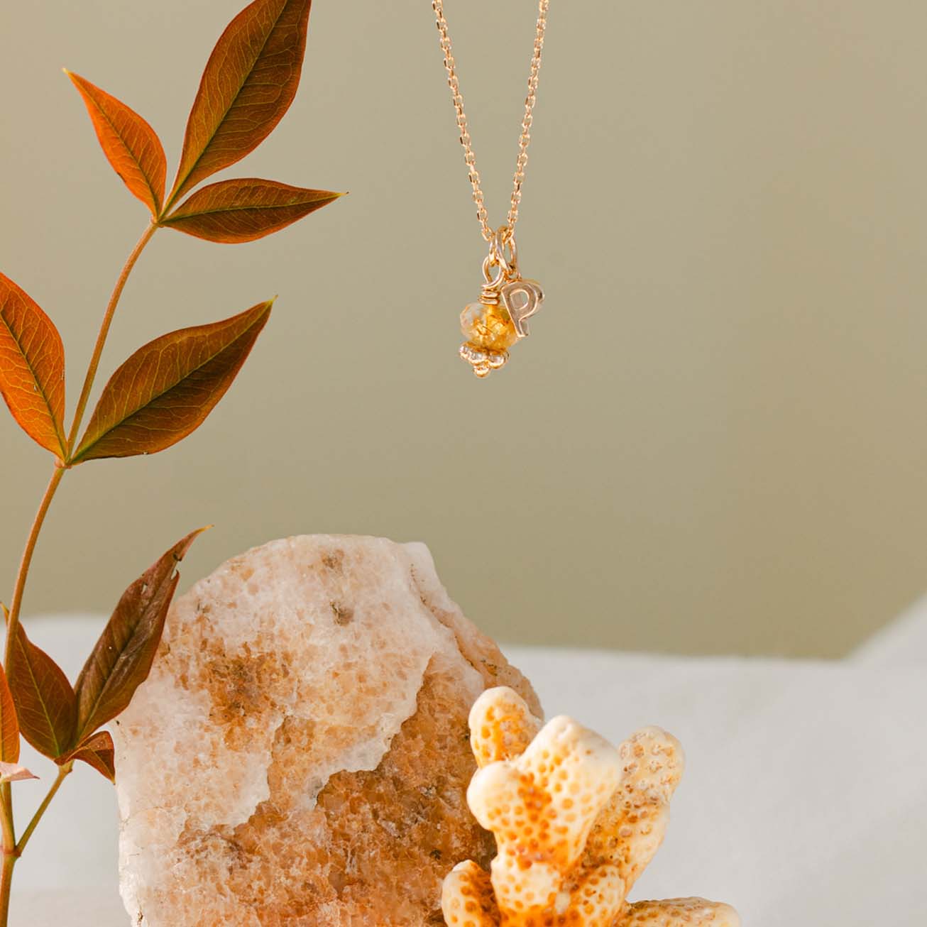 Collar inicial y su piedra de <i>Citrino</i> chapa