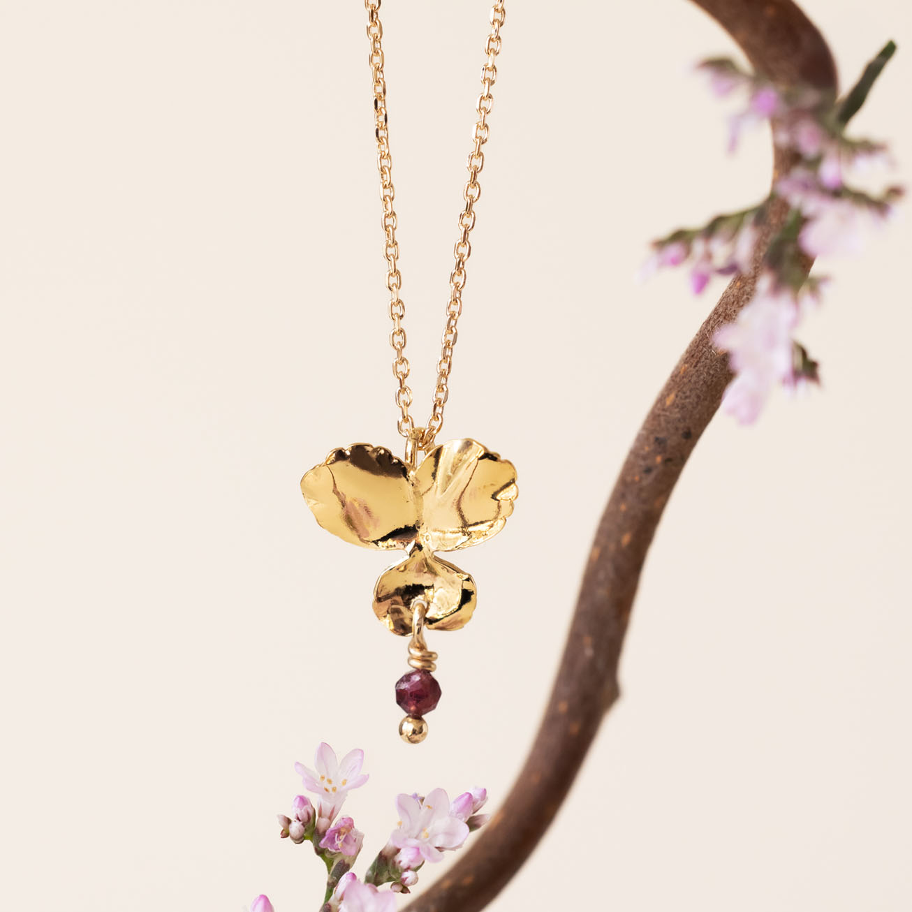 Collier fleur Pensée et pierre de grenat