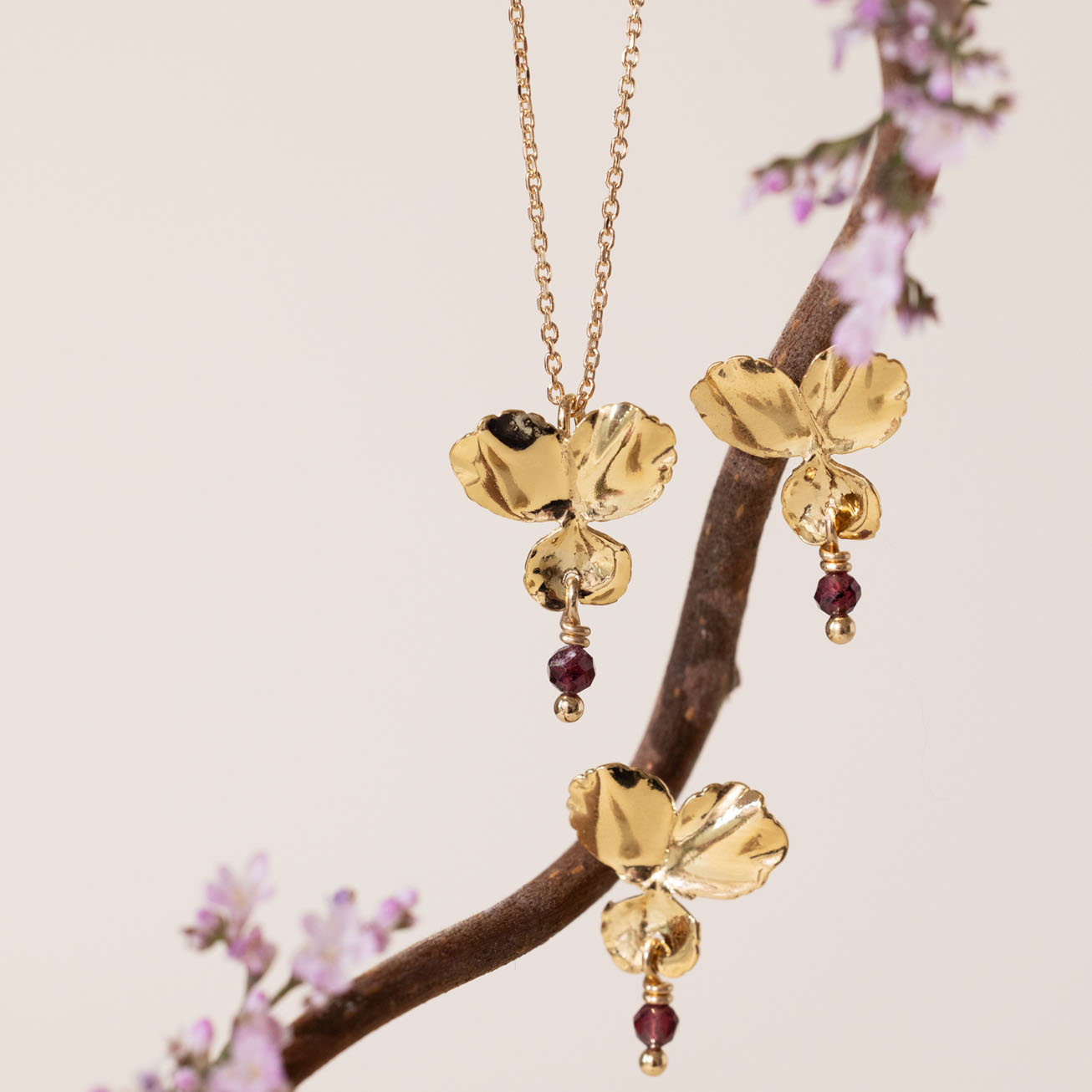 Collier fleur Pensée et pierre de grenat